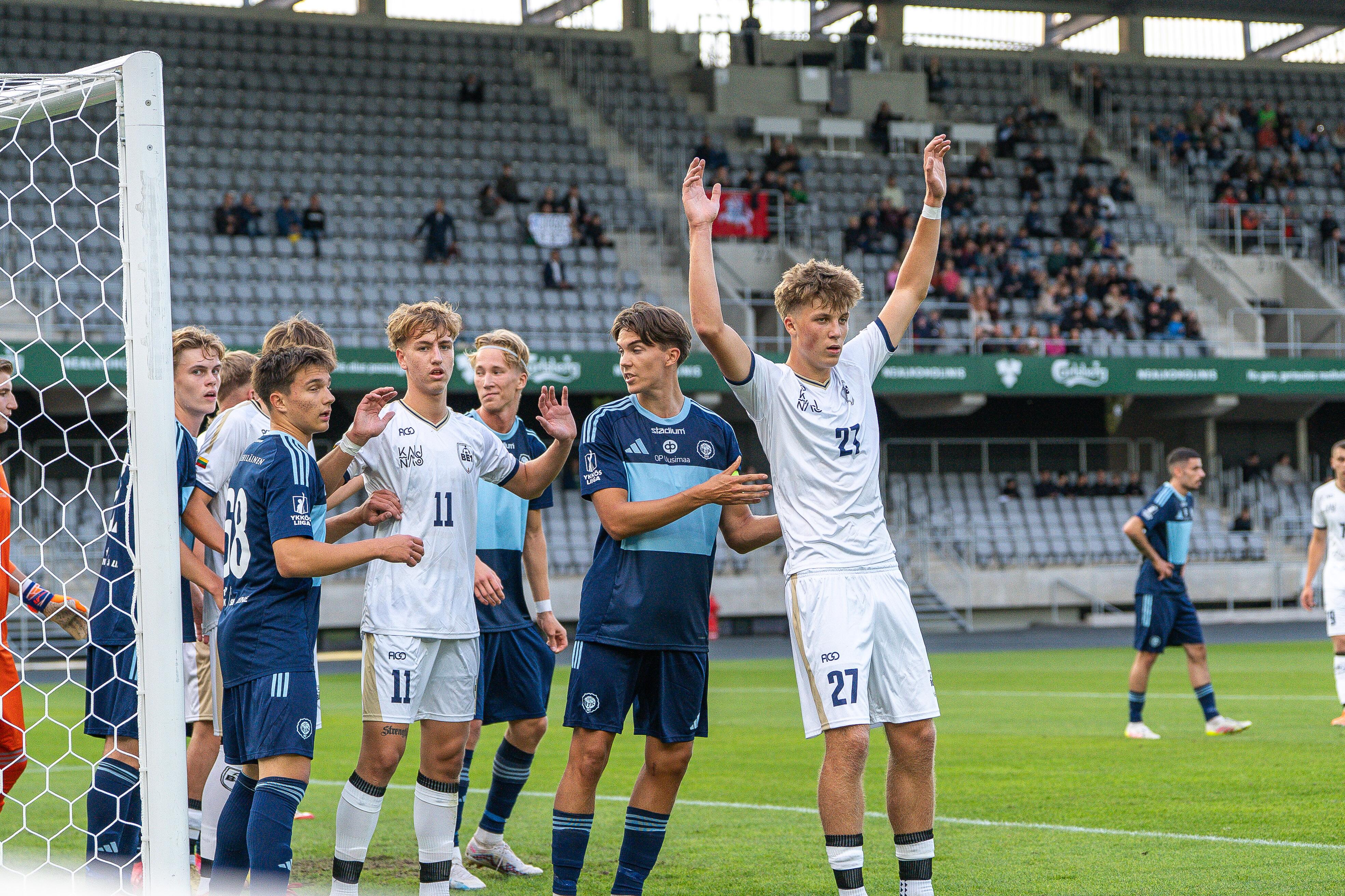Nustebino: kol užteko jėgų „Be1 NFA“ (balta apranga) privertė favoritus iš Suomijos spaustis prie savo vartų.