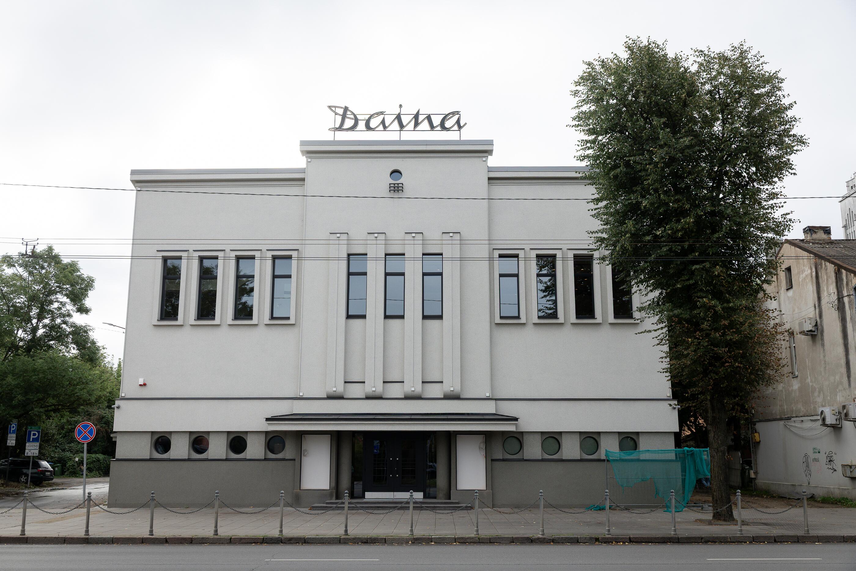 Įtraukė: viena ekskursijos stotelių – prie kino teatro „Daina“.