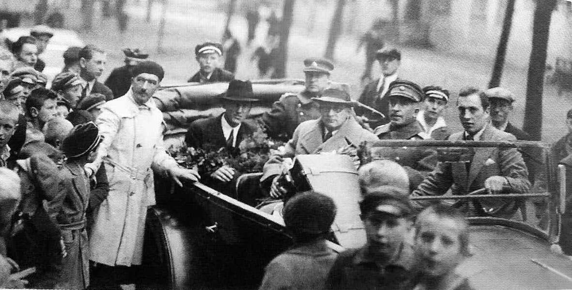 Sutikimas: iš Berlyno per Pagėgius į Klaipėdą atvykusį F. Vaitkų po skrydžio per Atlantą sutiko klaipėdiečiai, 1935 m. spalio 2 d.