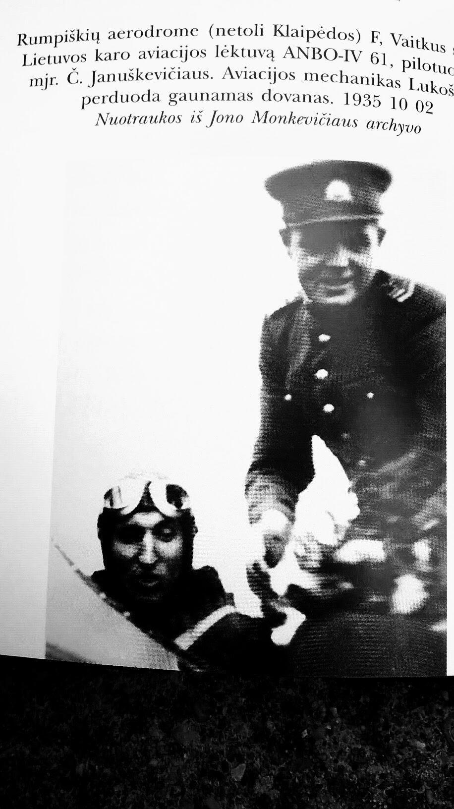 Atsisveikinimas: iš Klaipėdos į Kauną 1935 m. spalio 2 d. F. Vaitkus išskrido ANBO lėktuvu.