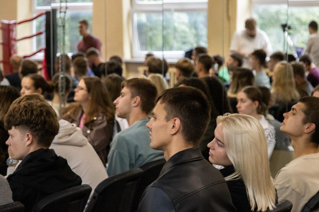 Sirgaliai: išgirsti pagrindinį istorinės kovos dalyvį panoro šimtai studentų.
