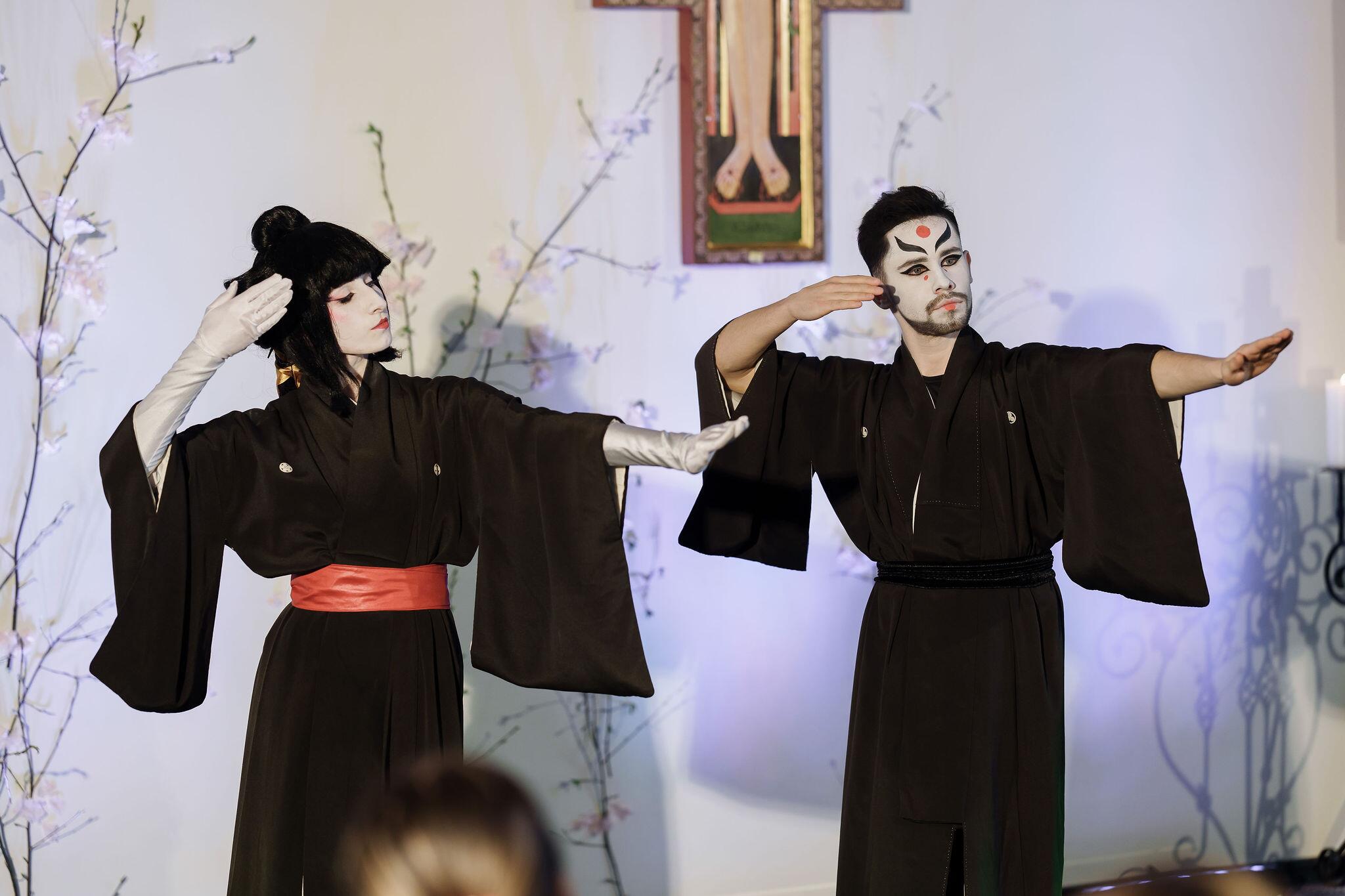 Akimirka iš kabuki teatro spektaklio „Teatro veidai“ (rež. Taurūnas Baužas).