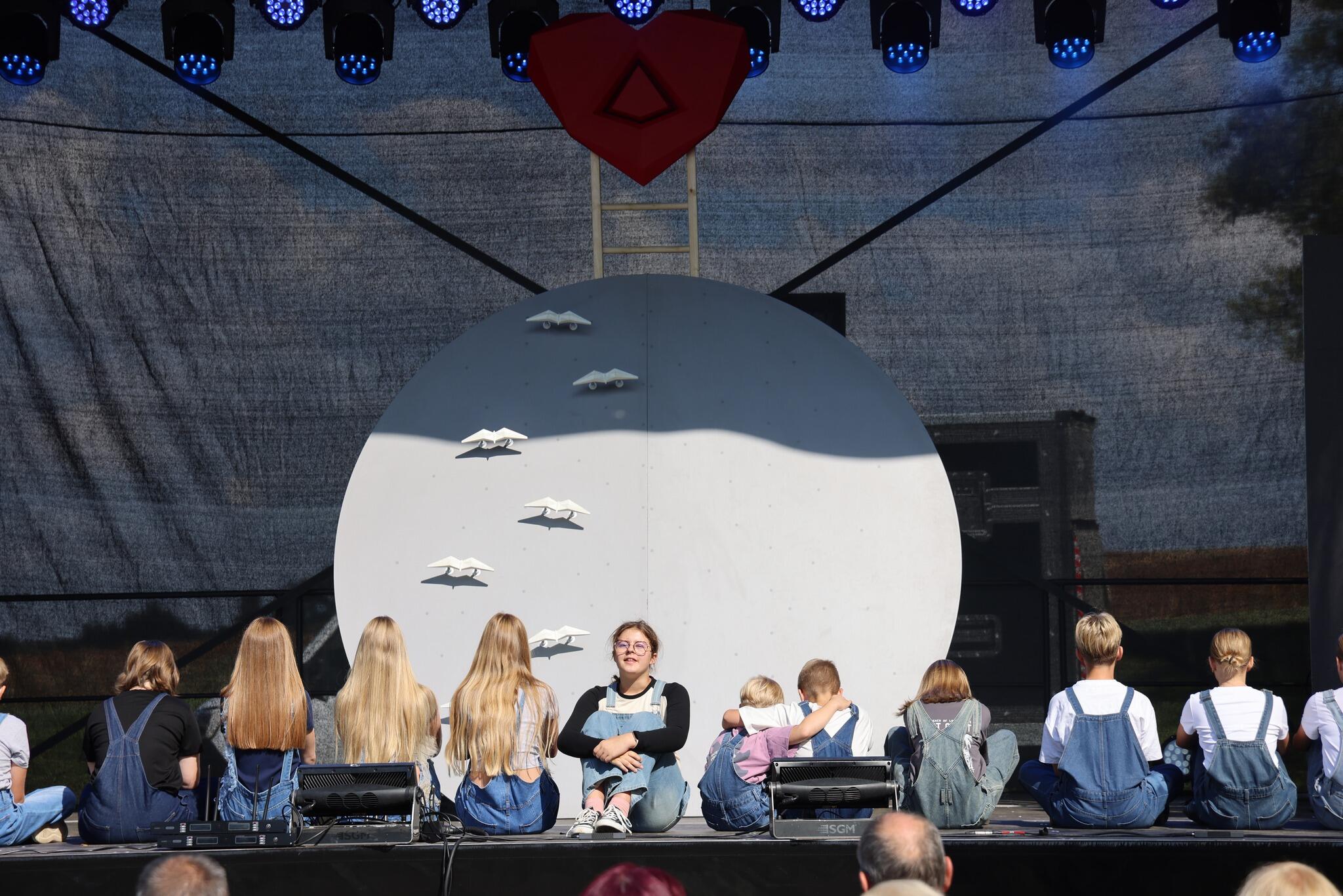 Priminimas: Telšių Žemaitės dramos teatro vaikų ir jaunimo studijos „Savi“ spektaklis priminė, kad už kasdieniško vaikiško juoko slypi klausimai.