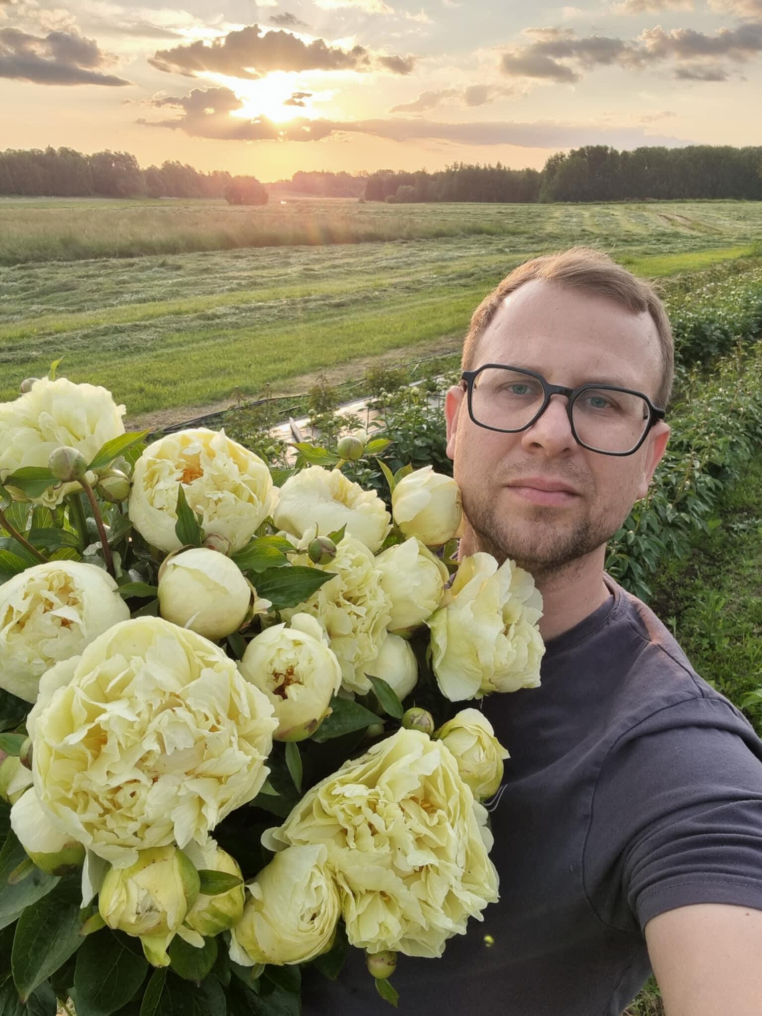 Linkėjimai: nors ir pavėluotai, bet šią paties užaugintų bijūnų puokštę Kęstutis skiria visiems mokytojams.