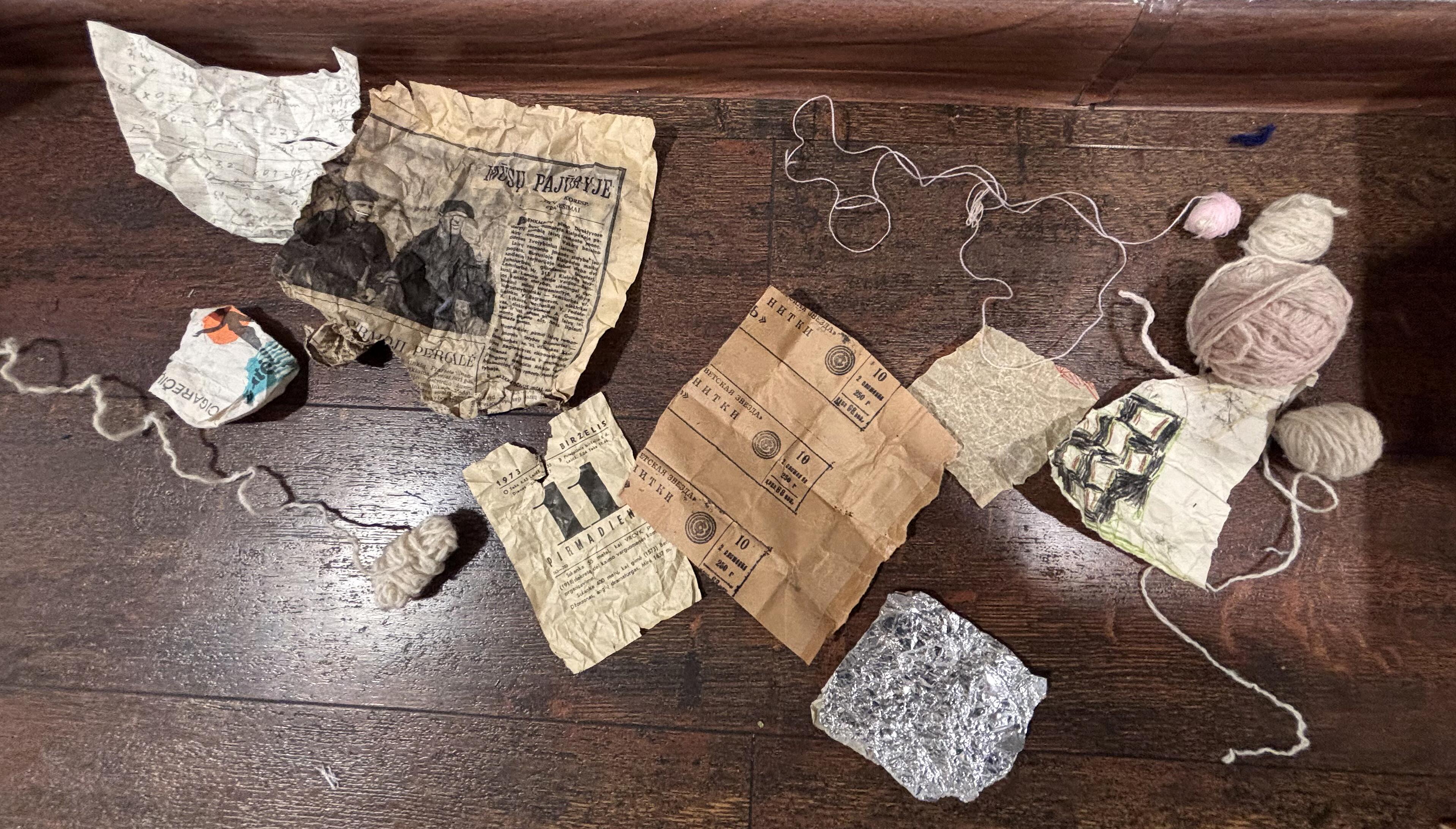 Siurprizai: dalis darbams „Vilnonis Čiurlionis“ naudotų siūlų – žmonių sunešti. Kiekvienas jų kamuoliukas kūrėjai buvo tarsi mįslė, kurią įminti galėjo tik pasiekusi siūlo galą.