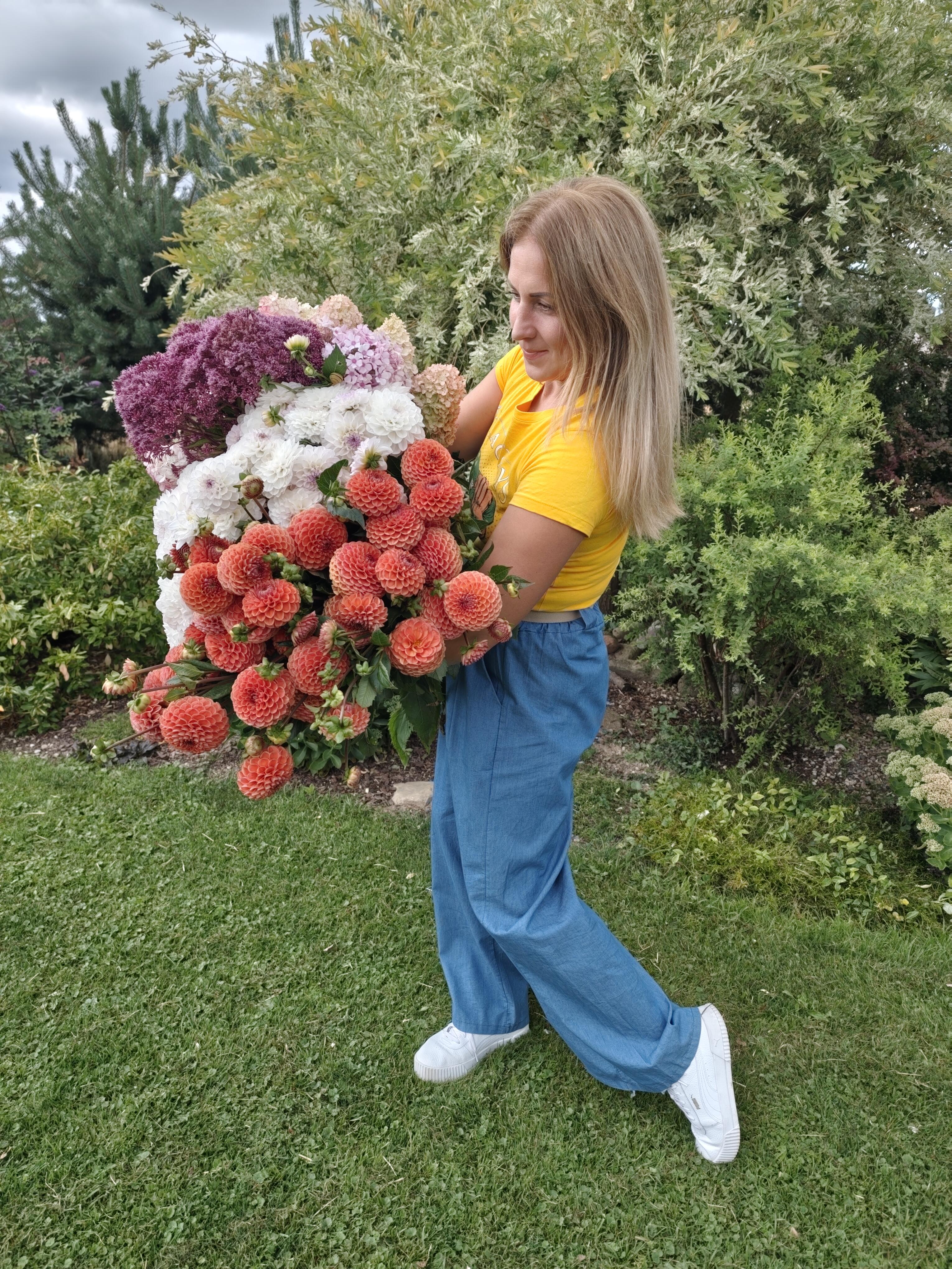 Aistra: gėlės – Jūratės širdies atgaiva. Kai savaitgalį išvažiuoja į turgų, grįžta pilnu automobiliu naujų sodinukų.