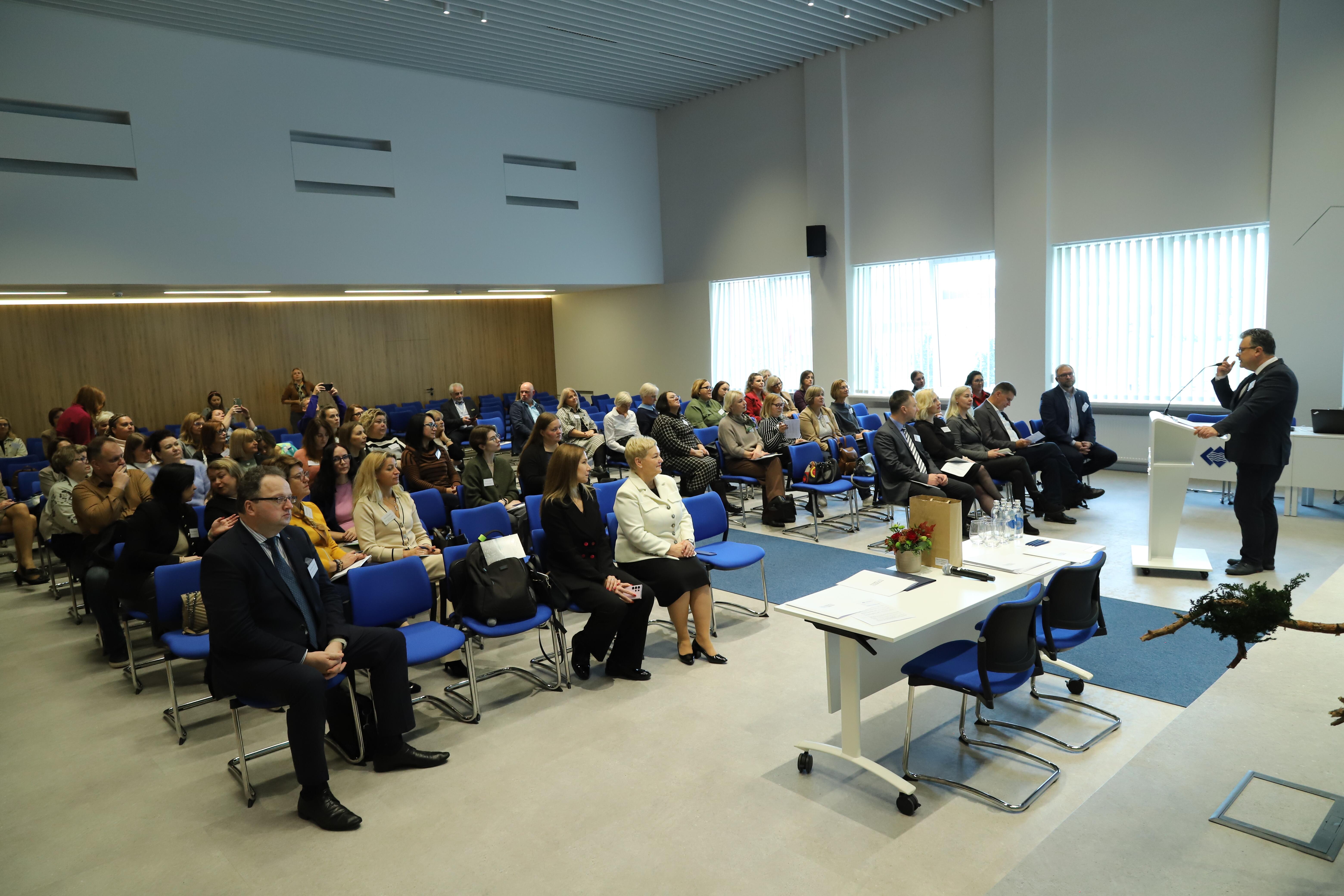 Konferencijoje dalyvavo Švietimo, mokslo ir sporto ministerijos, Nacionalinės švietimo agentūros, savivaldybių tarpinstitucinio bendradarbiavimo koordinatoriai ir kitų įvairių institucijų atstovai.