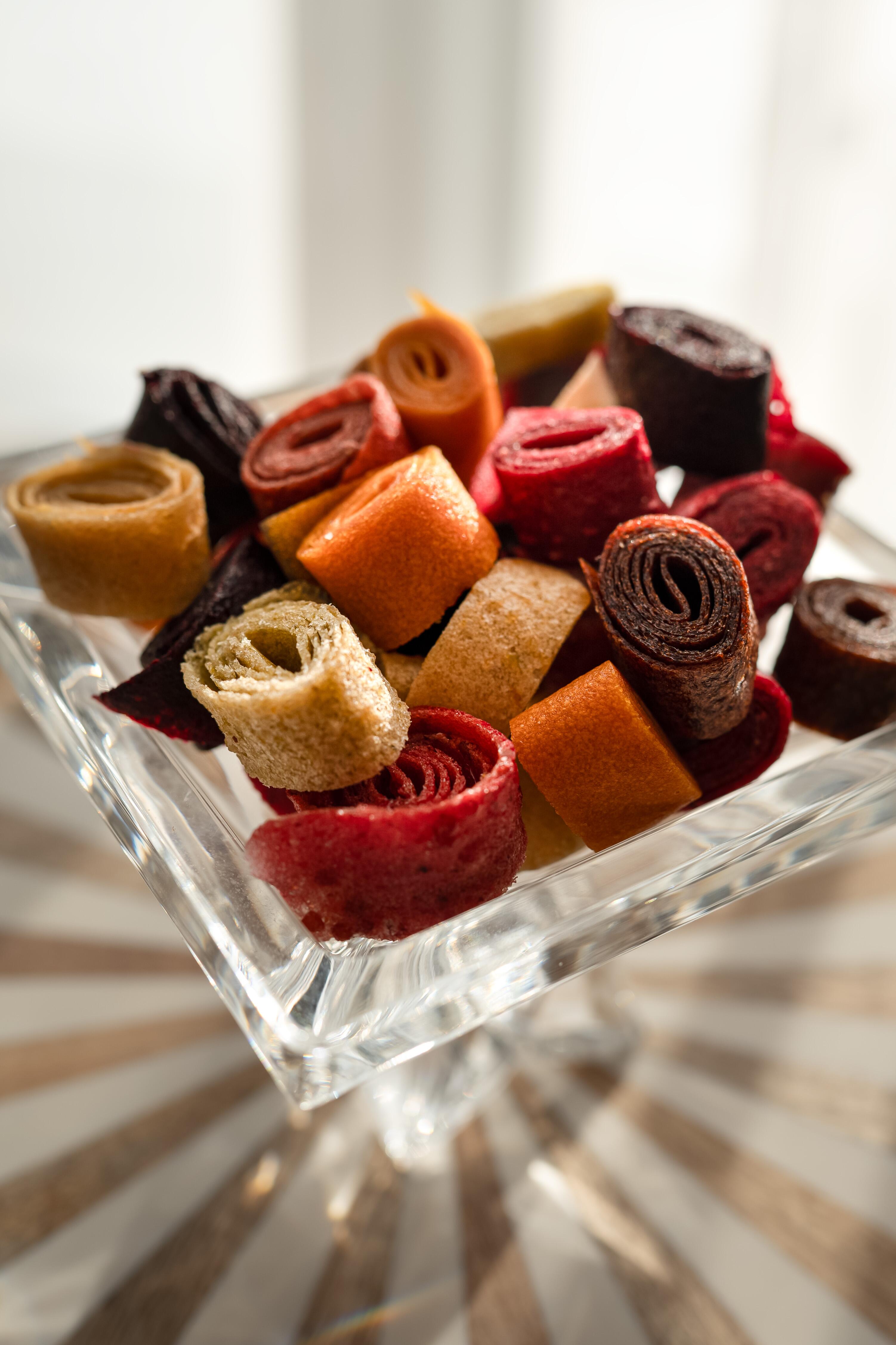 Asortimentas: bruknės, šilauogės, avietės ir begalė kitų uogų, iš kurių gimsta gardžiosios Jūratės juostelės.