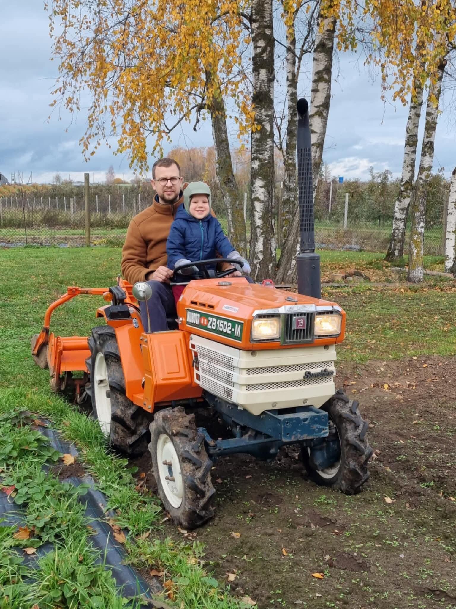 Vyrai: vairuoti traktorių su tėčiu – pats smagiausias užsiėmimas.