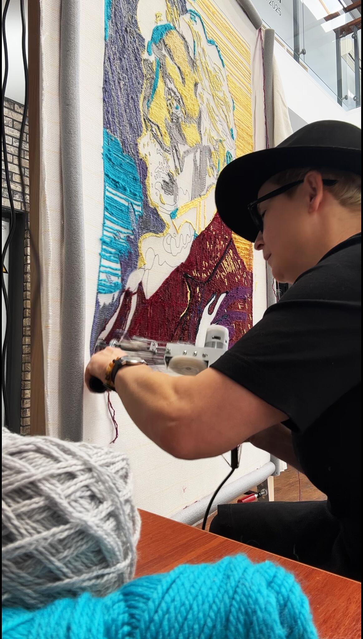  Idėja: visą savaitę po parodos atidarymo I. Gilę galėjai sutikti Druskininkų bibliotekoje, kur ji dirbo ir laukė žmonių, norinčių įausti ir savo širdies dalelę į didžiojo menininko M. K. Čiurlionio portretą.