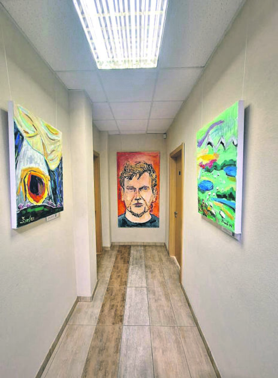 Autoportretas: jei lankysitės Kaune, „Autokaustos“ pastate, antro aukšto koridoriaus gale jus pasitiks Šaro autoportretas, įkvėptas S. Dalí kūrybos. 