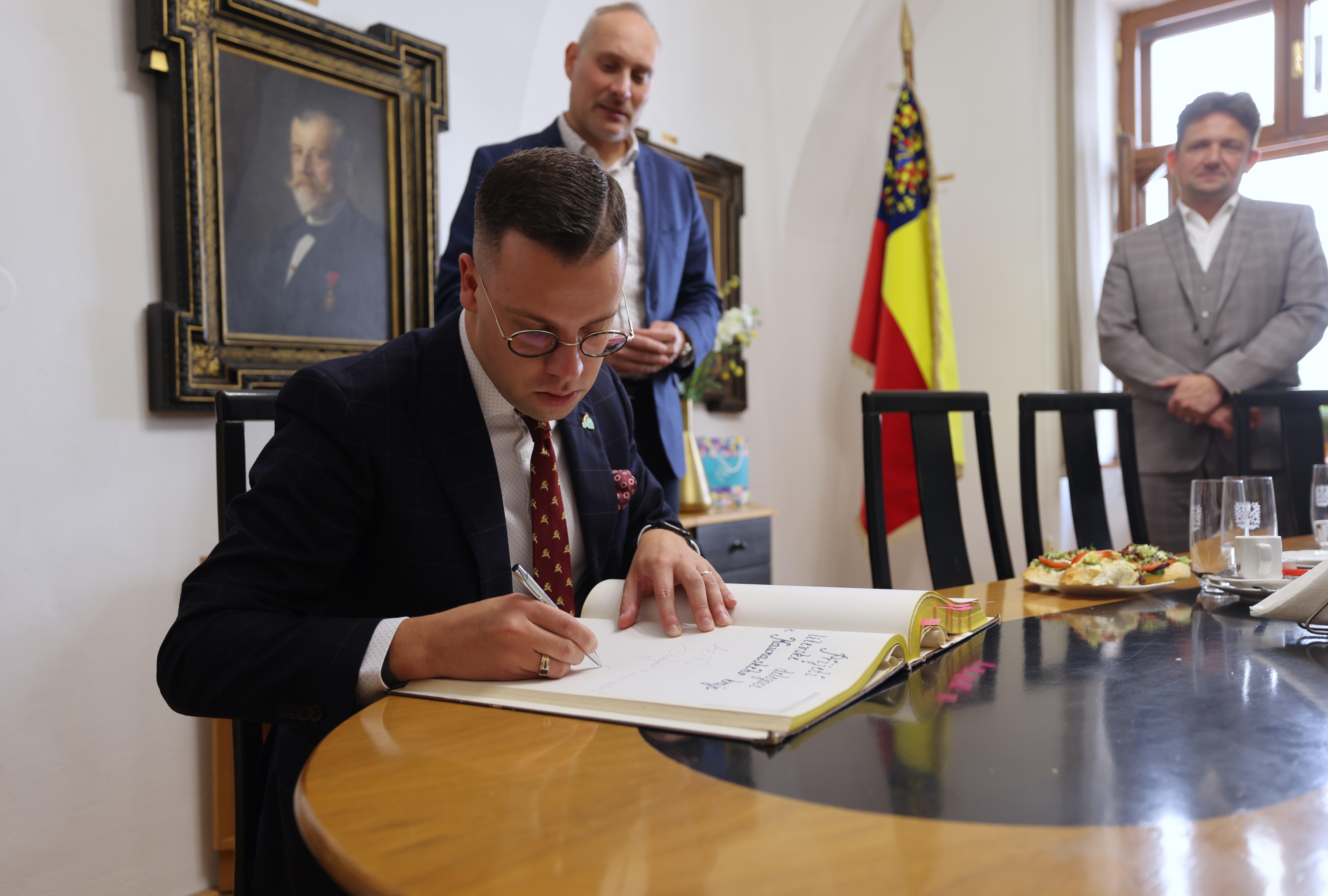 Prisiminimui: Kauno rajono vicemeras L. Alsys paliko įrašą Znoimo miesto savivaldybės svečių knygoje.