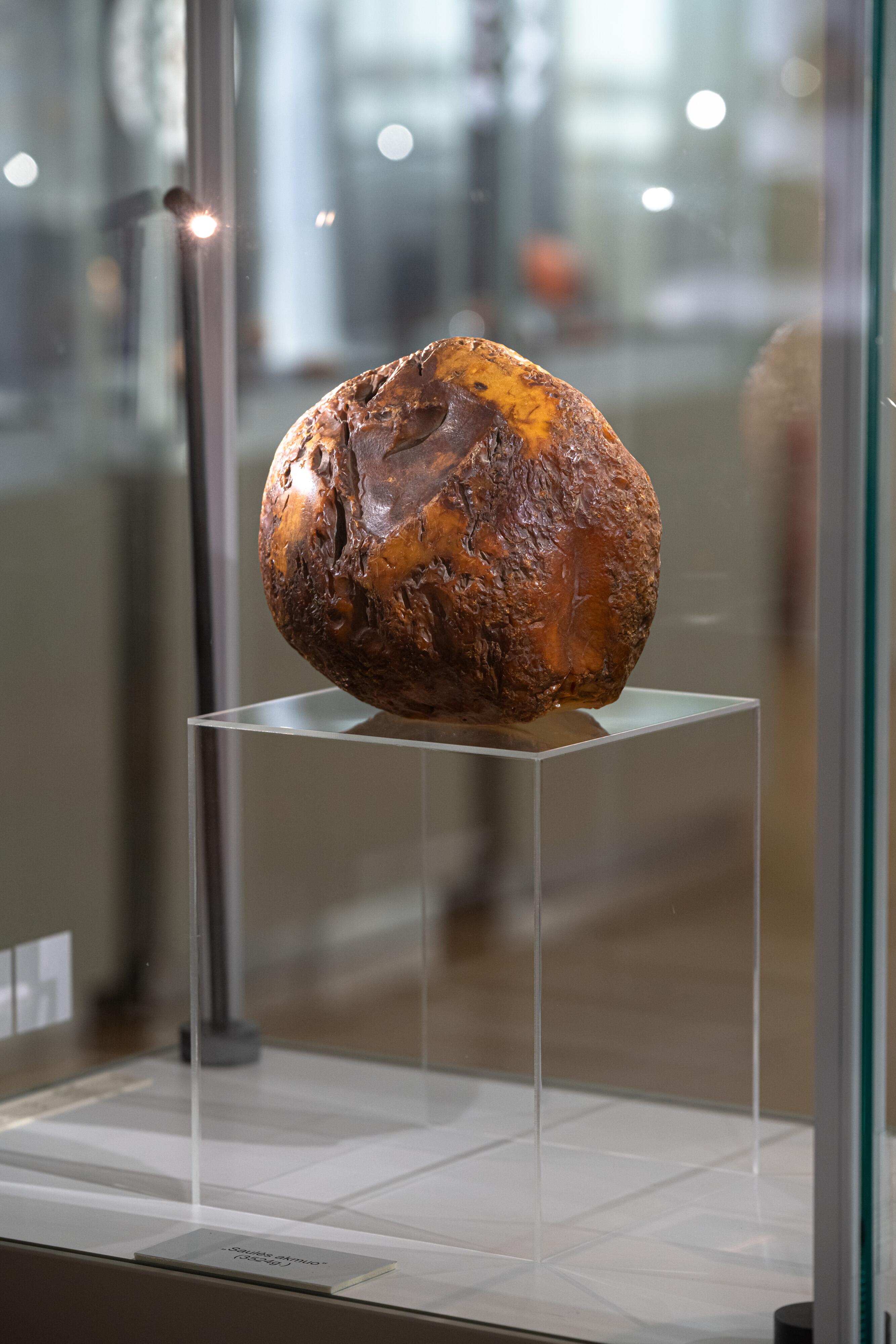 Sugrįžo: Saulės akmuo – vienas didžiausių Europoje, 3,524 kg sveriantis gintaro luitas – iš Palangos gintaro muziejaus buvo pavogtas 1990 ir 2002 m., bet jį pavyko susigrąžinti.