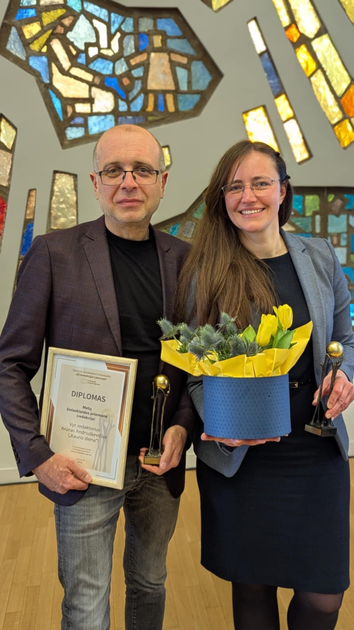 Įvertinimas: E. Šileikė – daugybės žurnalistinių konkursų ir apdovanojimų laureatė. Dažnai jų pelno ir dienraštis, vienas tokių prizų – vyr. redaktoriaus A. Andriuškevičiaus rankose.