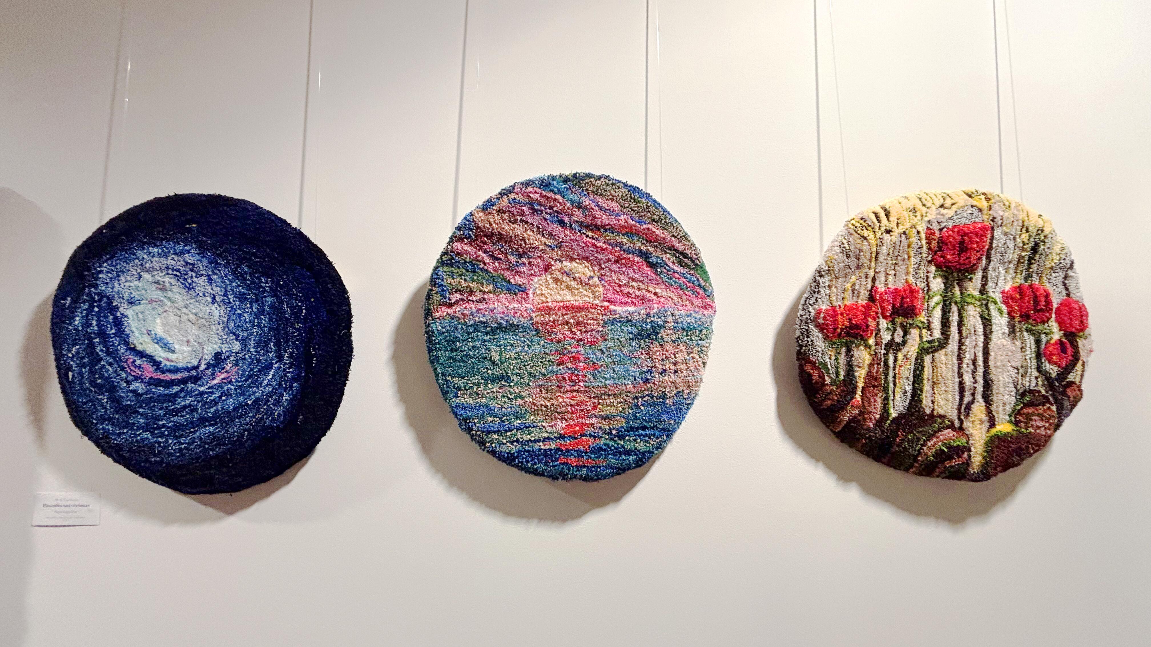 Improvizacija: nors M. K. Čiurlionio paveikslų spalvos kur kas ramesnės, menininkė leido sau improvizuoti – naudojosi jo motyvais, bet spalvas rinkosi pagal save.