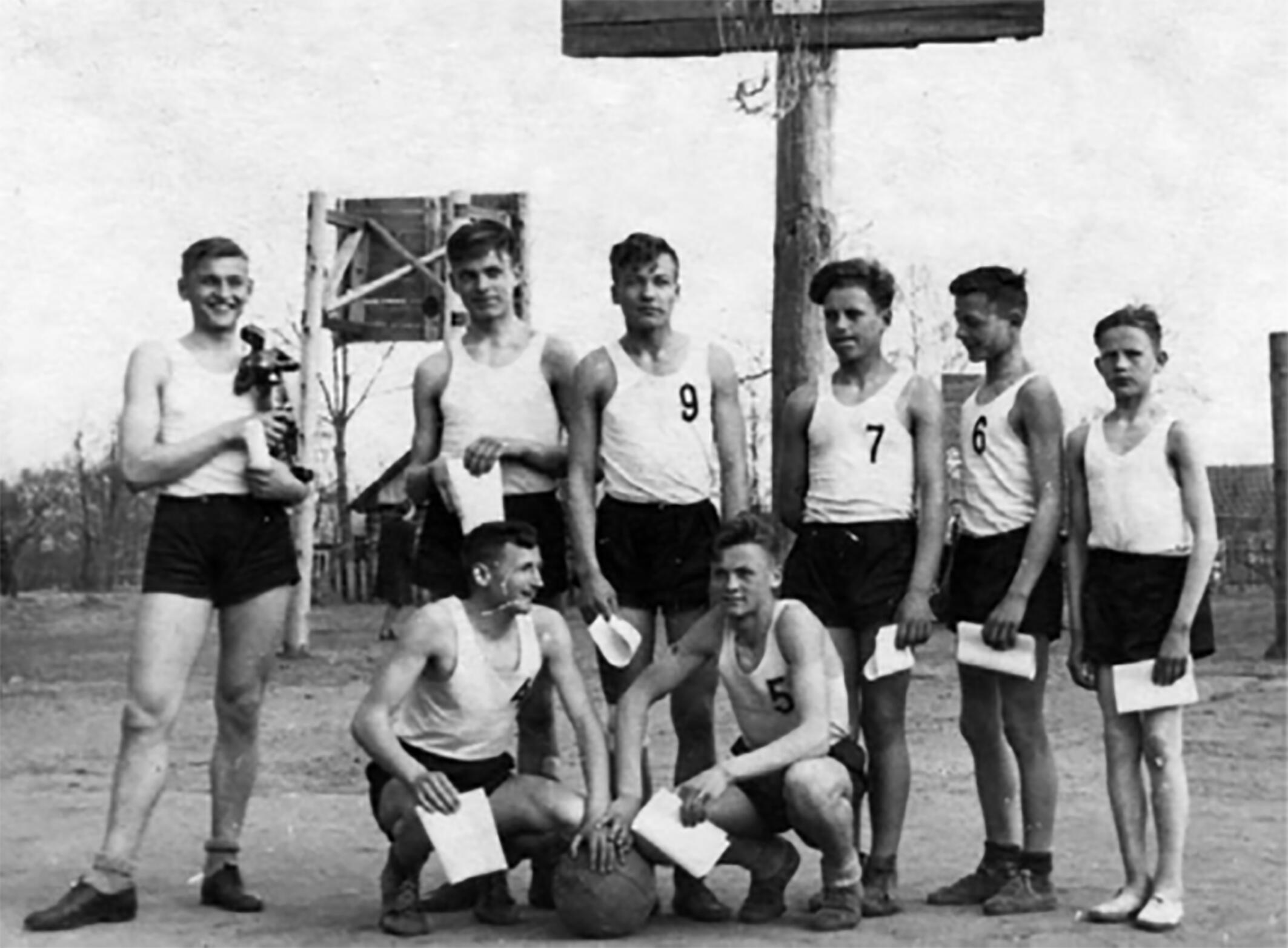 Jiezno vidurinės mokyklos moksleivių krepšinio rinktinė, 1953 m. rajono moksleivių varžybose užėmusi pirmąją vietą.