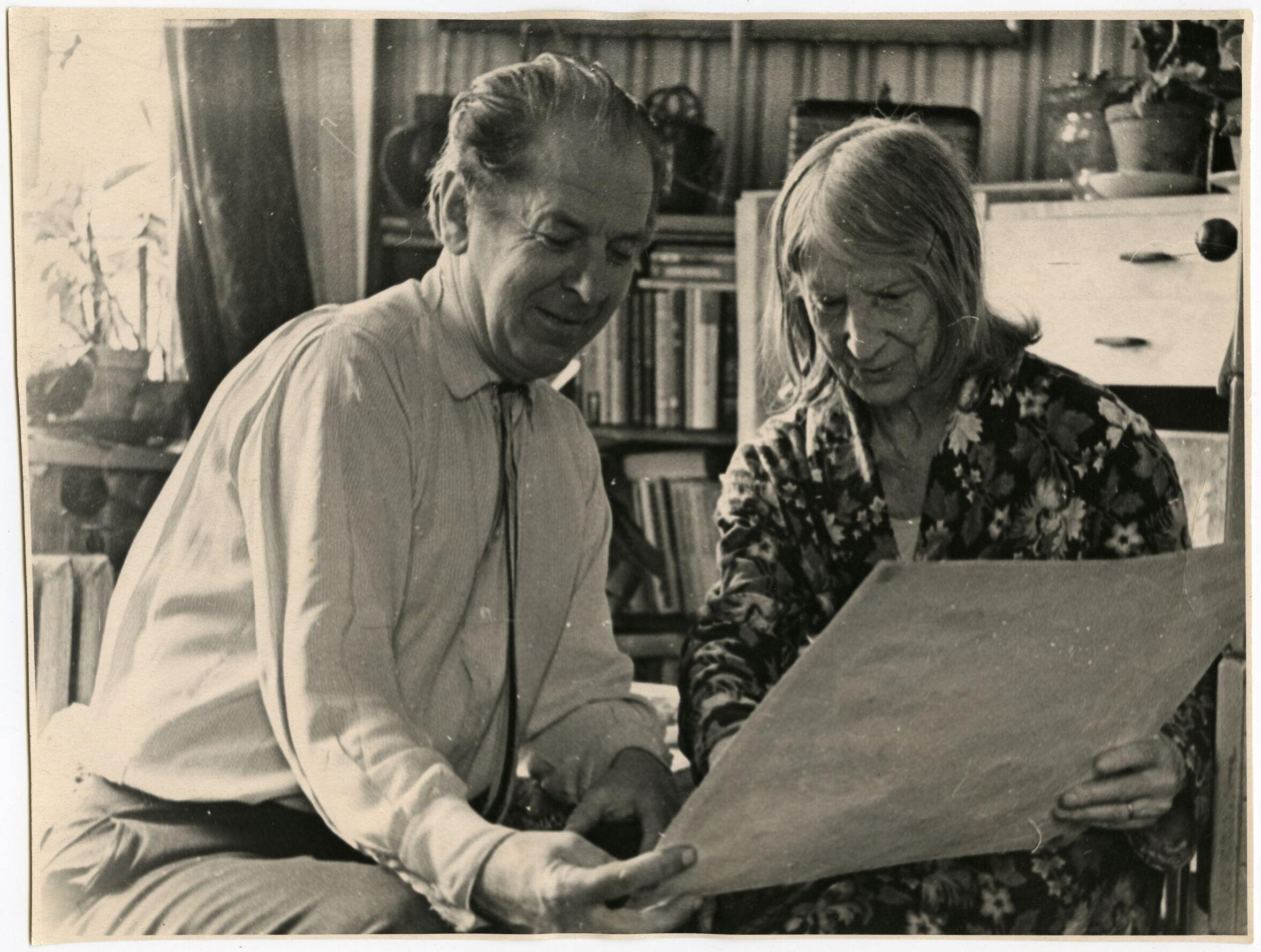 B. Kelbauskas ir Olga Dubeneckienė-Kalpokienė namų aplinkoje, 1965 m.