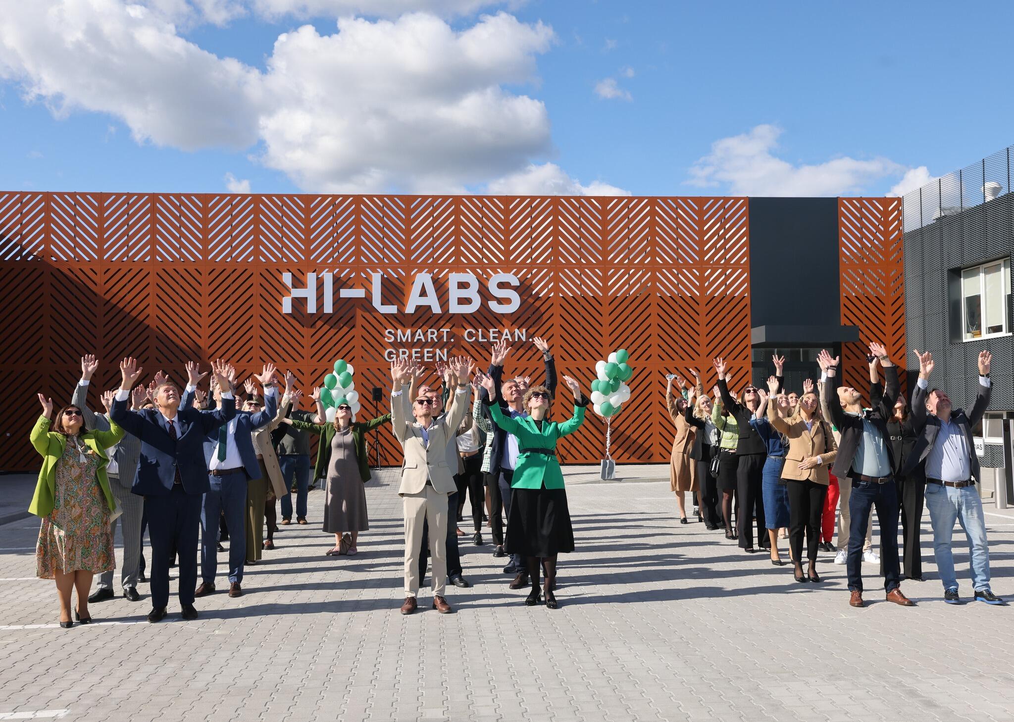 Plėtra: buitinės chemijos produktų gamybos lyderė HI-LABS Neveronių gyvenvietėje taip pat atidarė naujas gamybos ir logistikos centro patalpas.