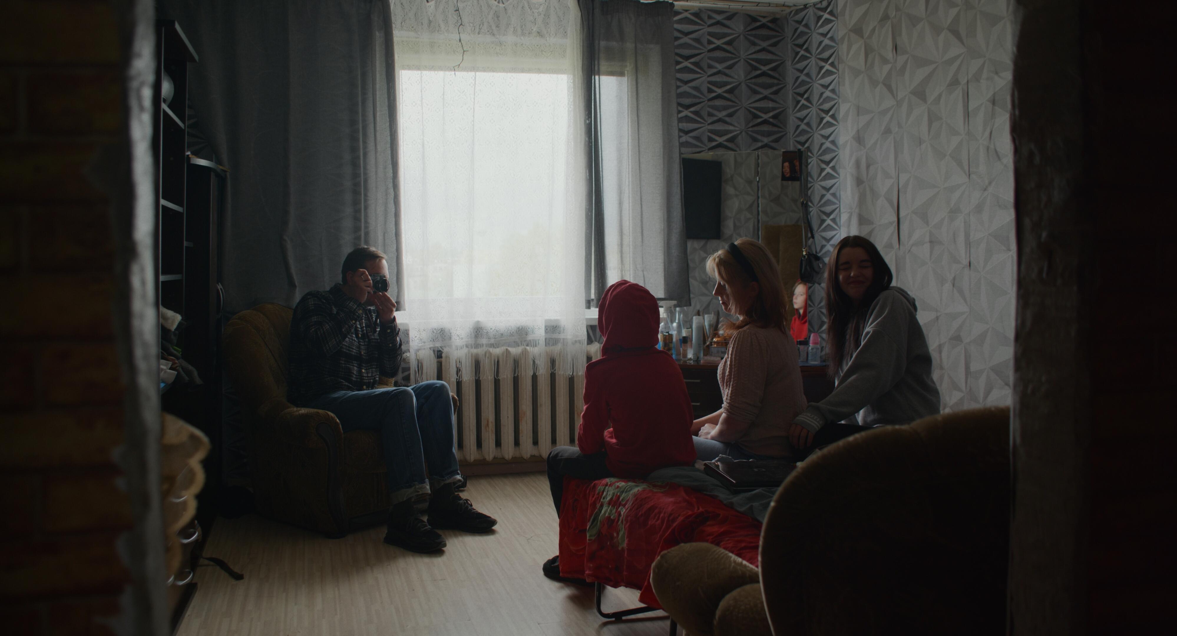 Potyriai: per filmavimus A. Morozovas mezgė ryšį su personažais ir jaukinosi kamerą.