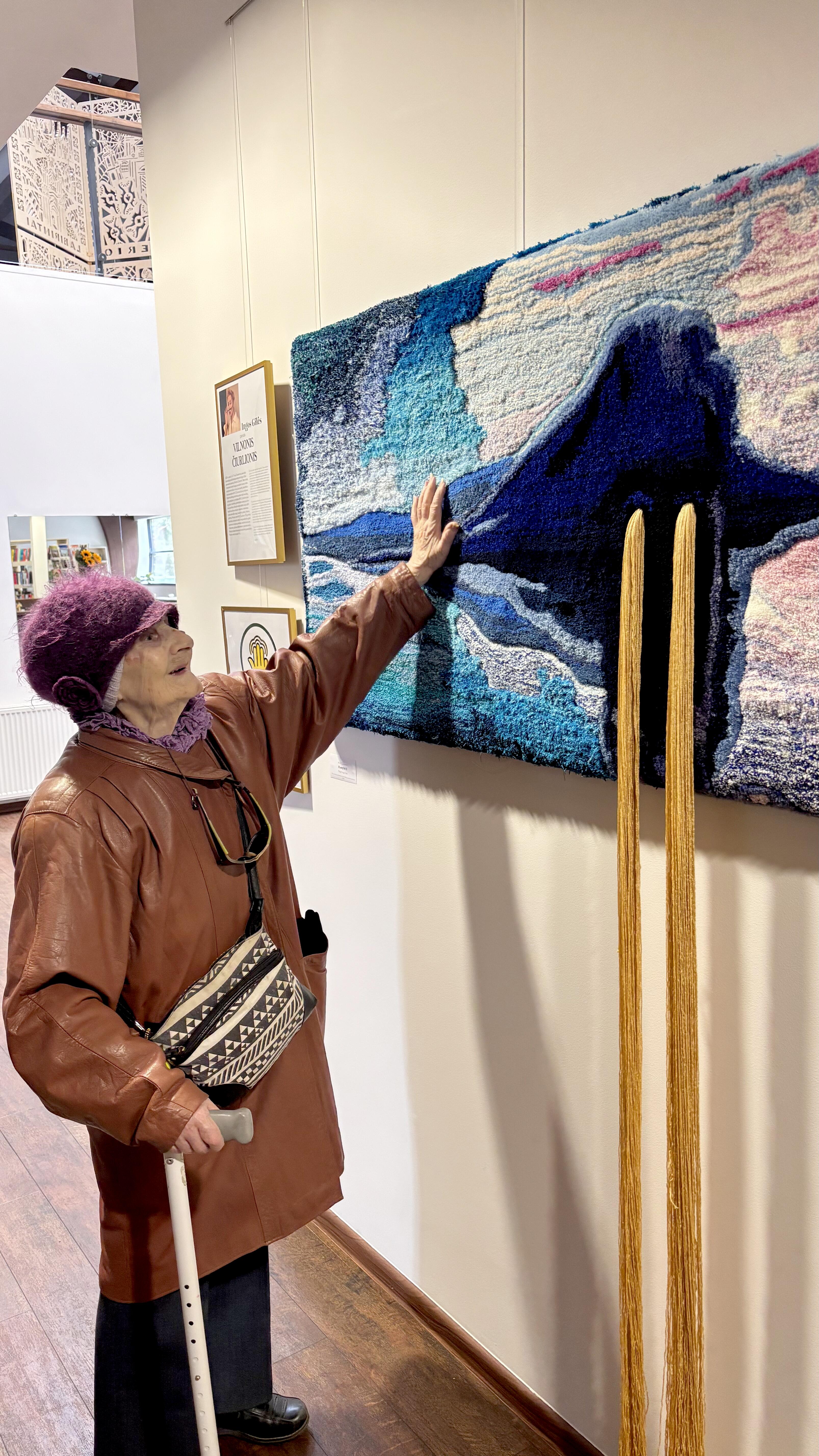 Pažintis: nors paprastai muziejuose kabo įspėjimas, kad eksponatų liesti negalima, Inga pakabino ženklą „Eksponatus prašome liesti“ ir ragino pajusti savo kūrinius per lytėjimą.