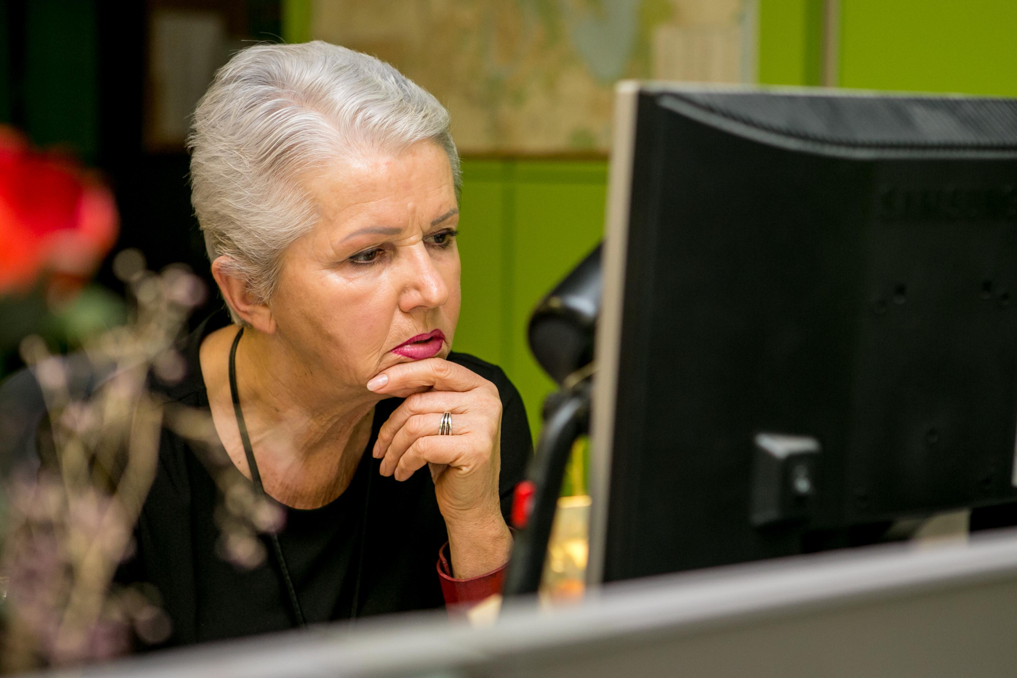 Akimirka: V. Skučaitė prie darbo stalo 2017 m., kai jai buvo paskirta Kauno meno kūrėjų asociacijos premija.