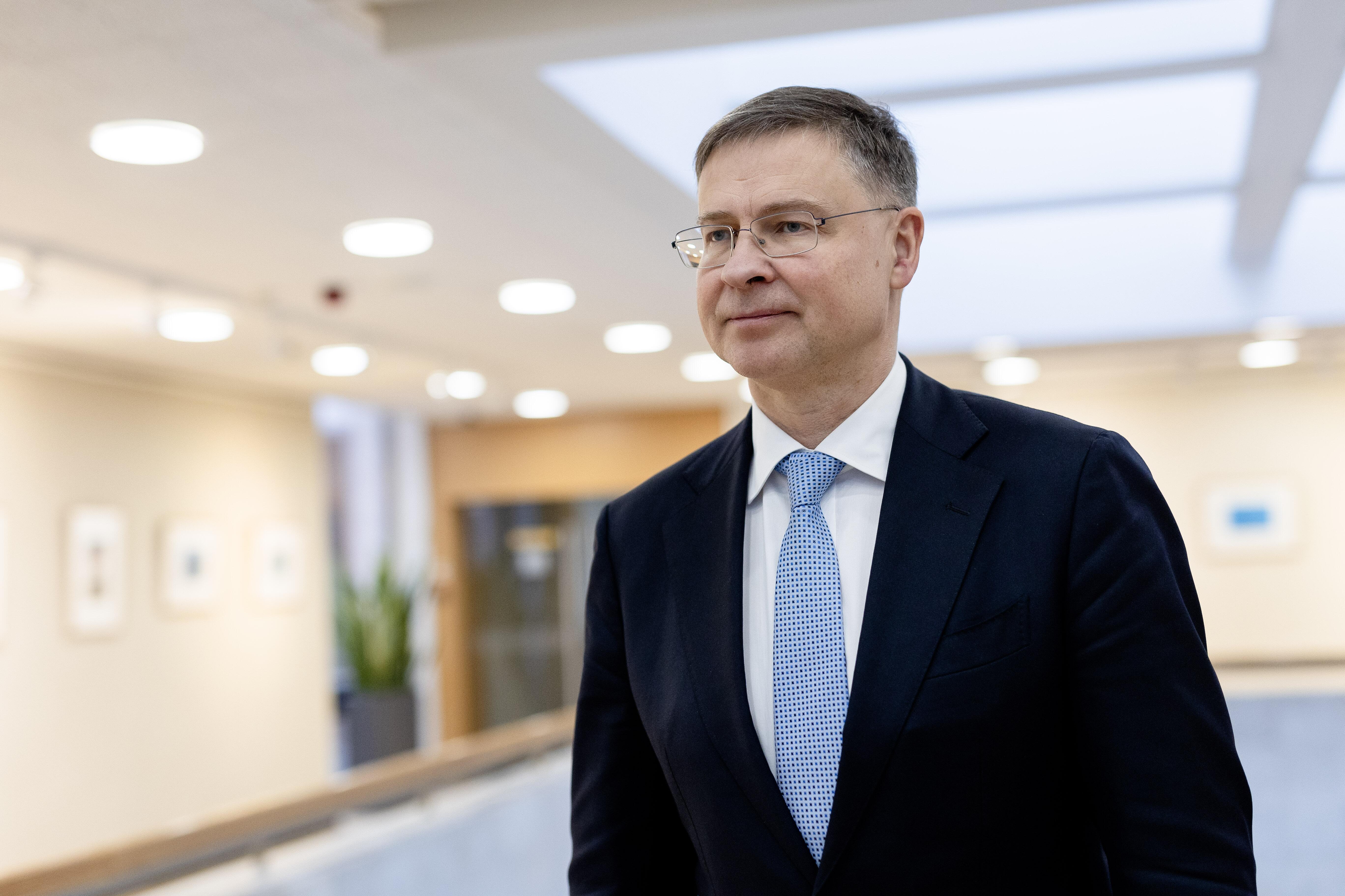 Siūlymas: V. Dombrovskis sako, kad EK siūlo įšaldytą rusų turtą ne konfiskuoti, o leisti jį naudoti remiant Ukrainą. Paskolas Ukraina turėtų sumokėti tik tada, kai rusija sumokės reparacijas.