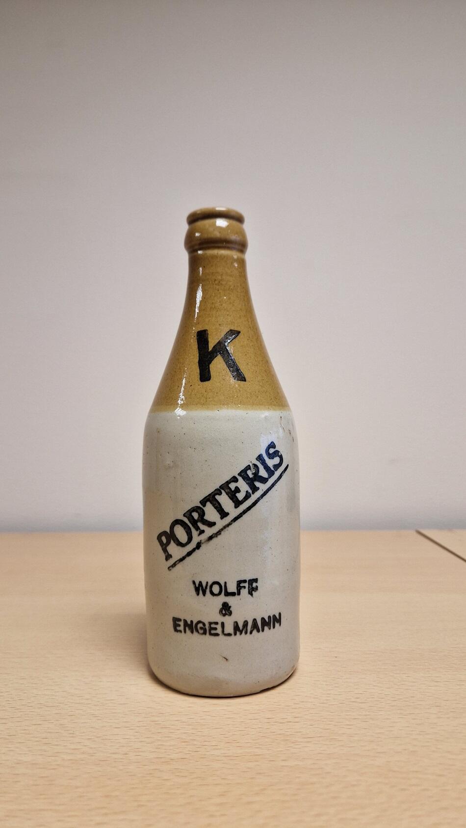 Keramikinis buteliukas eksportui į užsienio šalis, XX a. 4 dešimtmetis, AB„ Volfas Engelman“ kolekcija