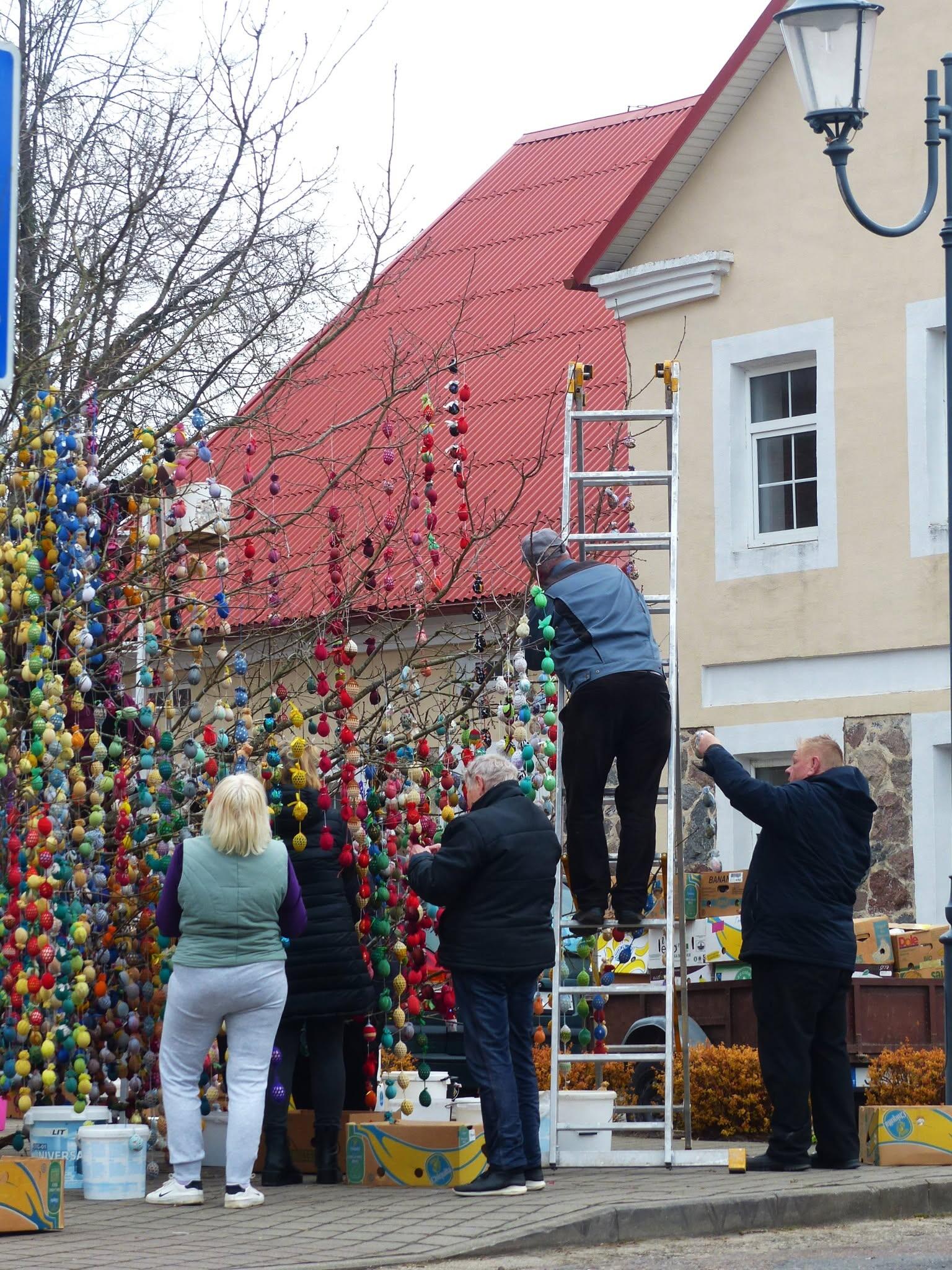 Tradicijos: švėkšniškiai kiekvienais metais tikrais margučiais puošia Velykų medį.