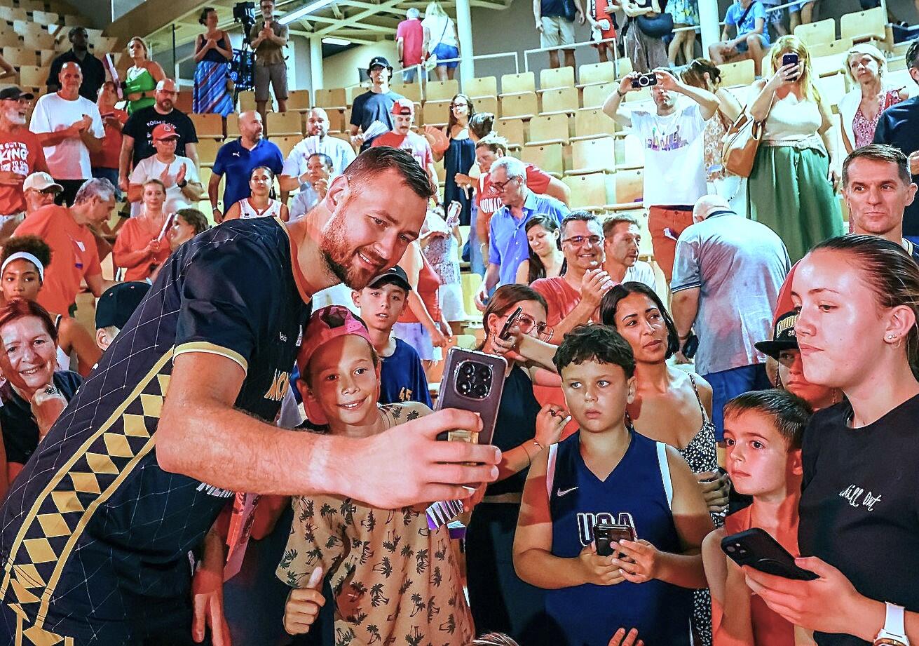 Karjera: D. Motiejūnas penktą sezoną vilkės „Monaco“ marškinėlius.