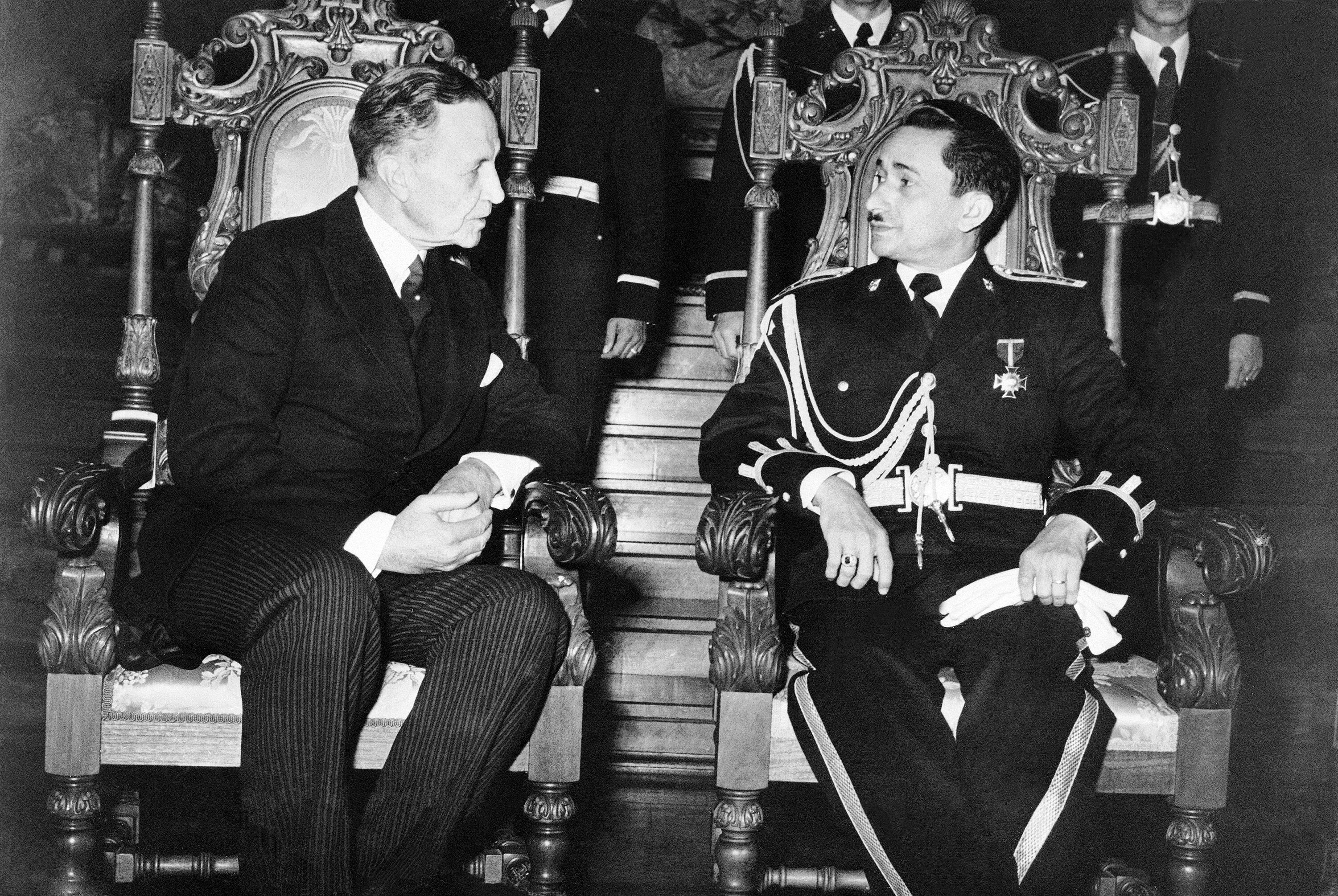Ryšiai: šioje nuotraukoje po 1954 m. birželio perversmo Gvatemaloje įamžintas C. C. Armasas kartu su JAV ambasadoriumi Normanu Armouru. Šiuo metu žinoma, kad Jungtinės Valstijos svariai prisidėjo prie perversmo