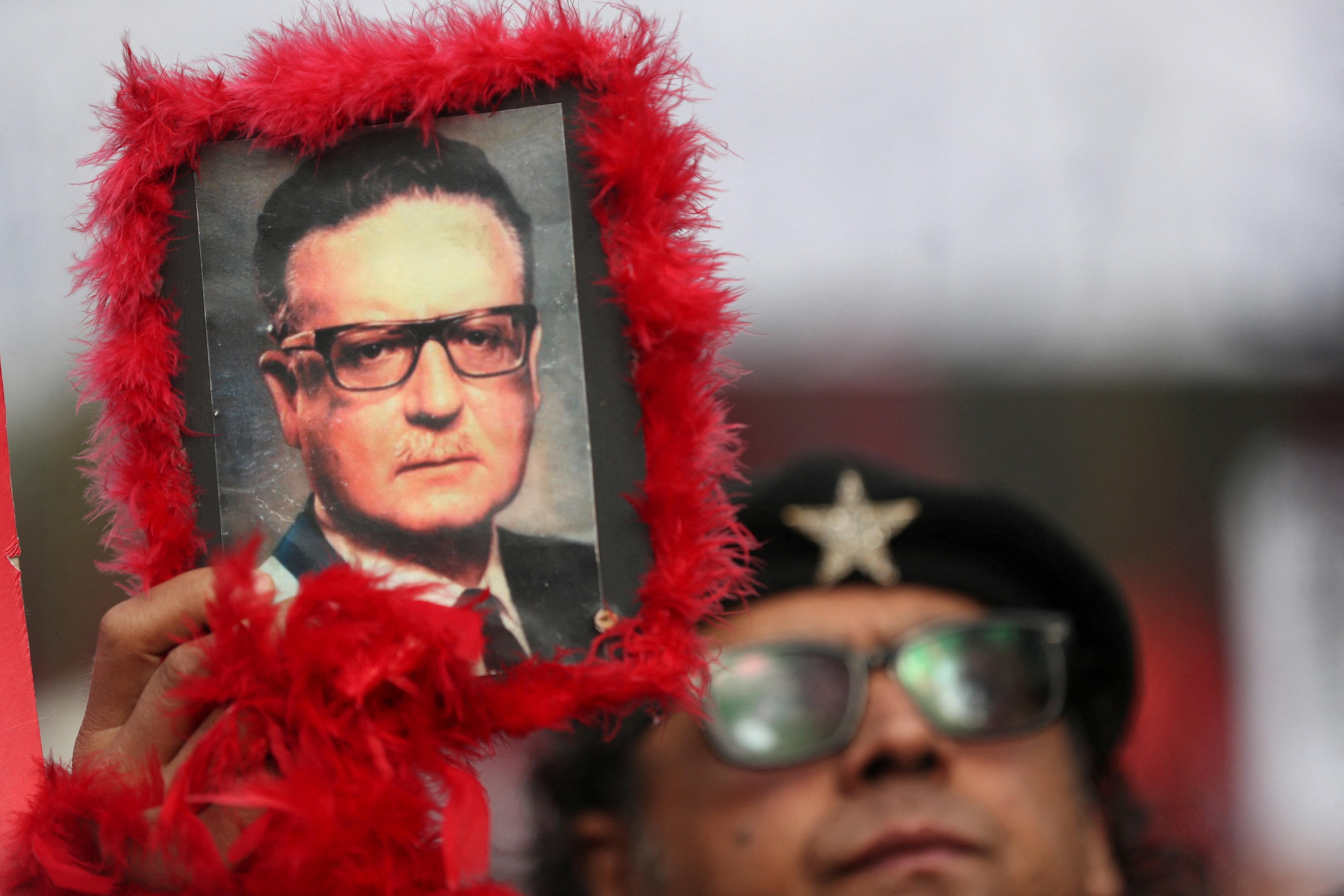 Klanas: 1973 m. rugsėjį nuverstas S. Allende buvo gana artimas visame pasaulyje žinomos Čilės literatės romano „Dvasių namai“ autorės Isabelės Allende giminaitis.