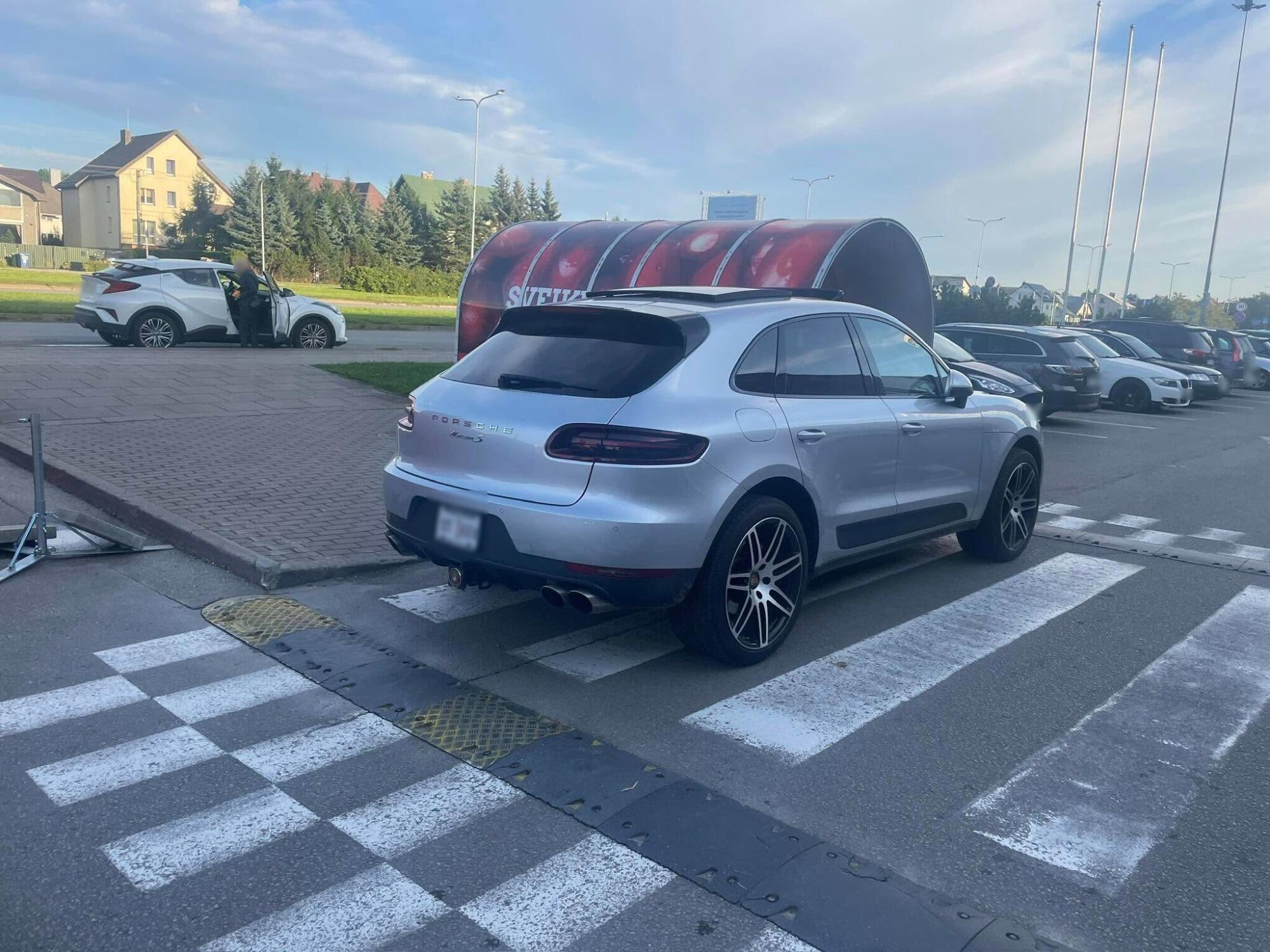 Pažeidimas: vieno prekybos centro, esančio Liepojos gatvėje, stovėjimo aikštelėje automobilis buvo pastatytas tiesiog ant pėsčiųjų perėjos.