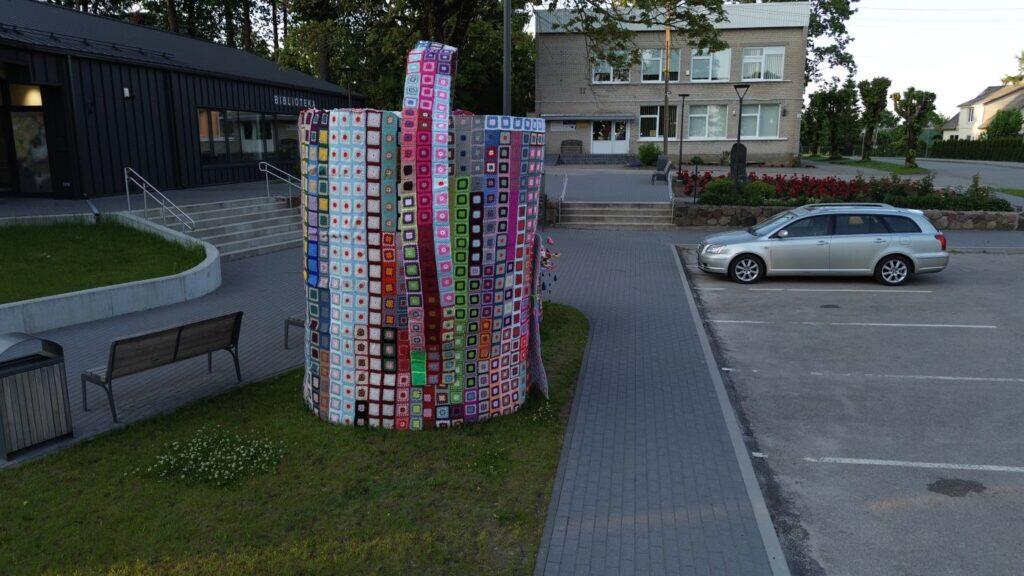 Bičiulystė: prie didžiausio šalyje numegzto laistytuvo kūrimo prisidėjo ne tik rajono moterys, mezginiais prisidėjo ir Tverų ir net Anglijos išeivijos mezgėjos.