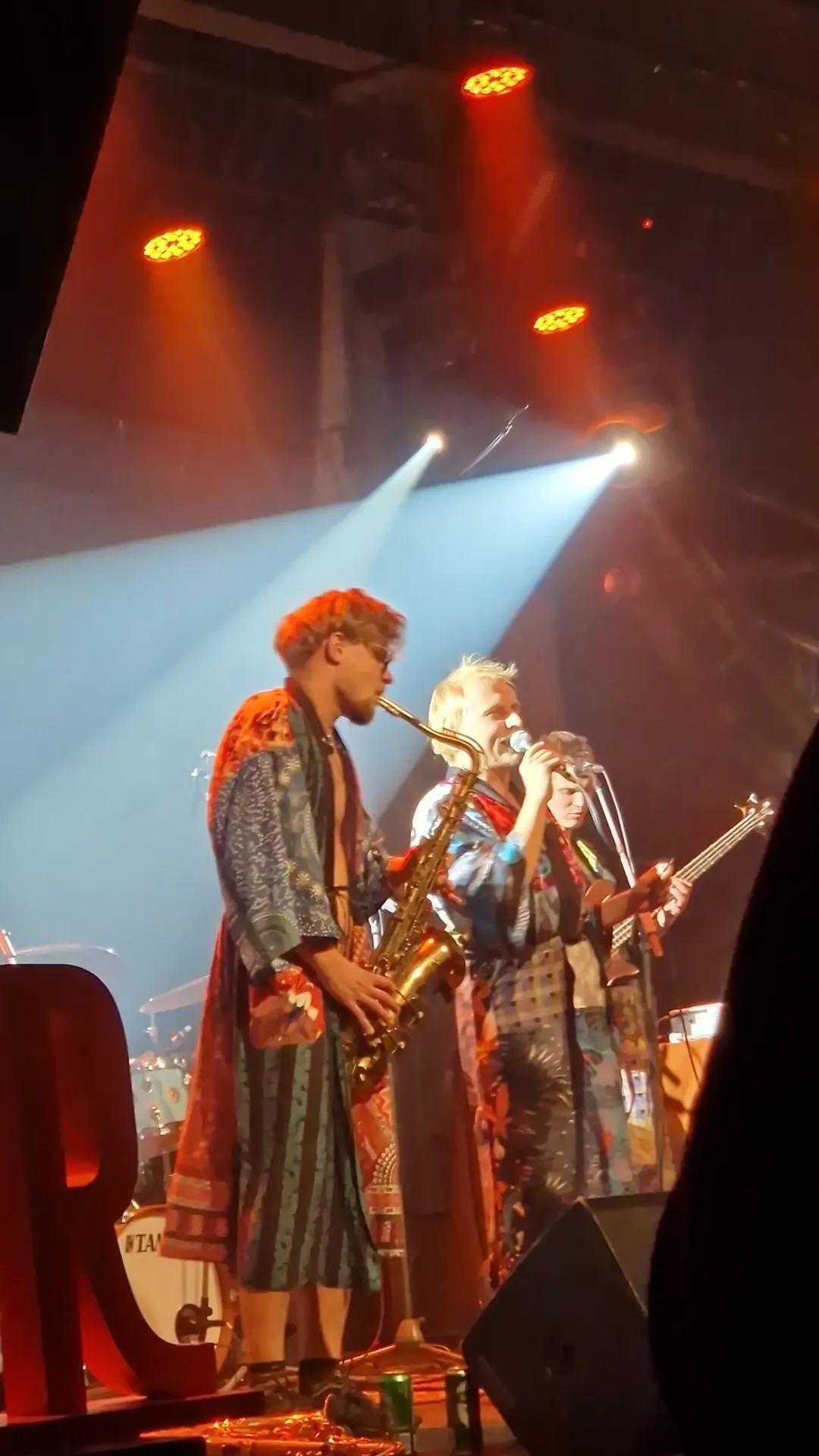 Pasirodymas: grupė „Chalat Jazz“ vilkėjo tik chalatais.