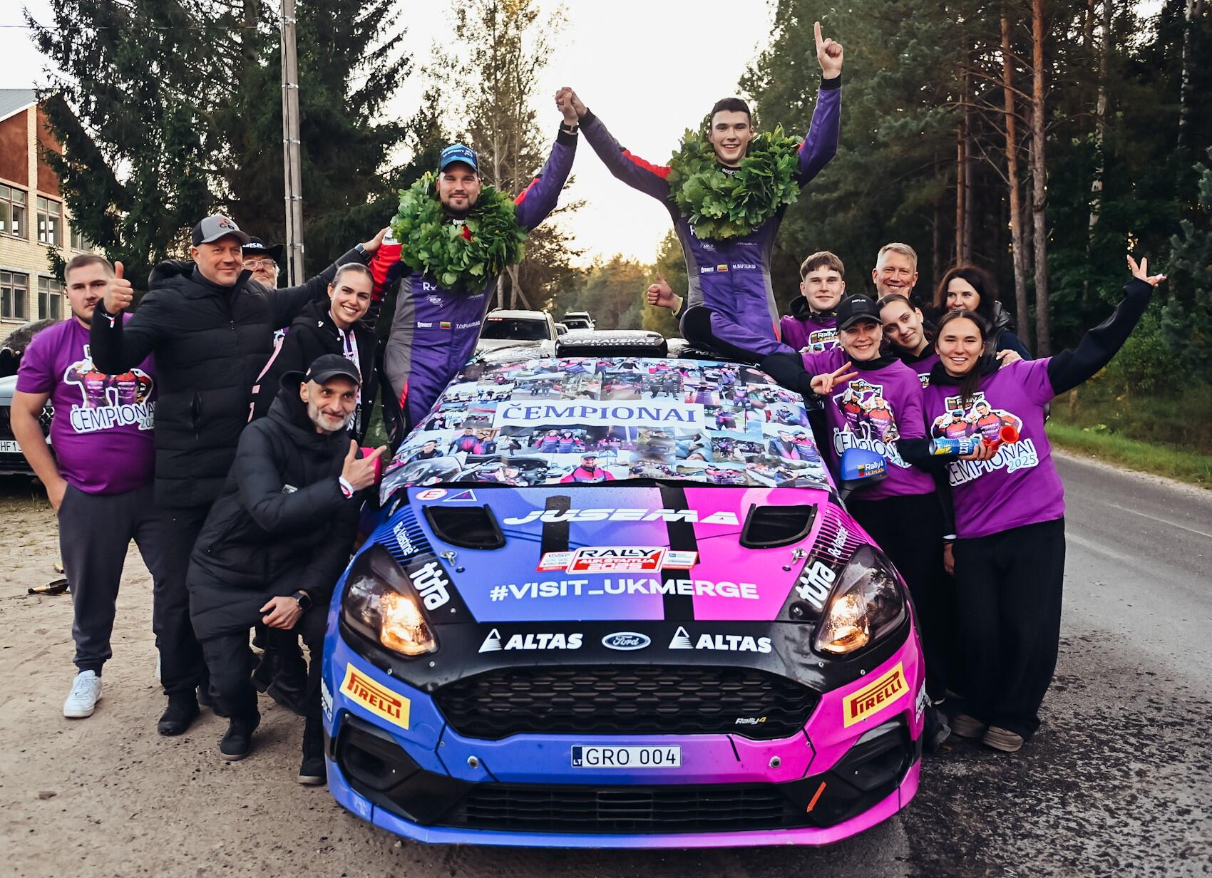 Triumfas: „Lithuanian Rally4 Trophy“ čempionai M. Buteikis ir T. Čapkauskas pergale džiaugėsi su savo ištikimiausiais sirgaliais.
