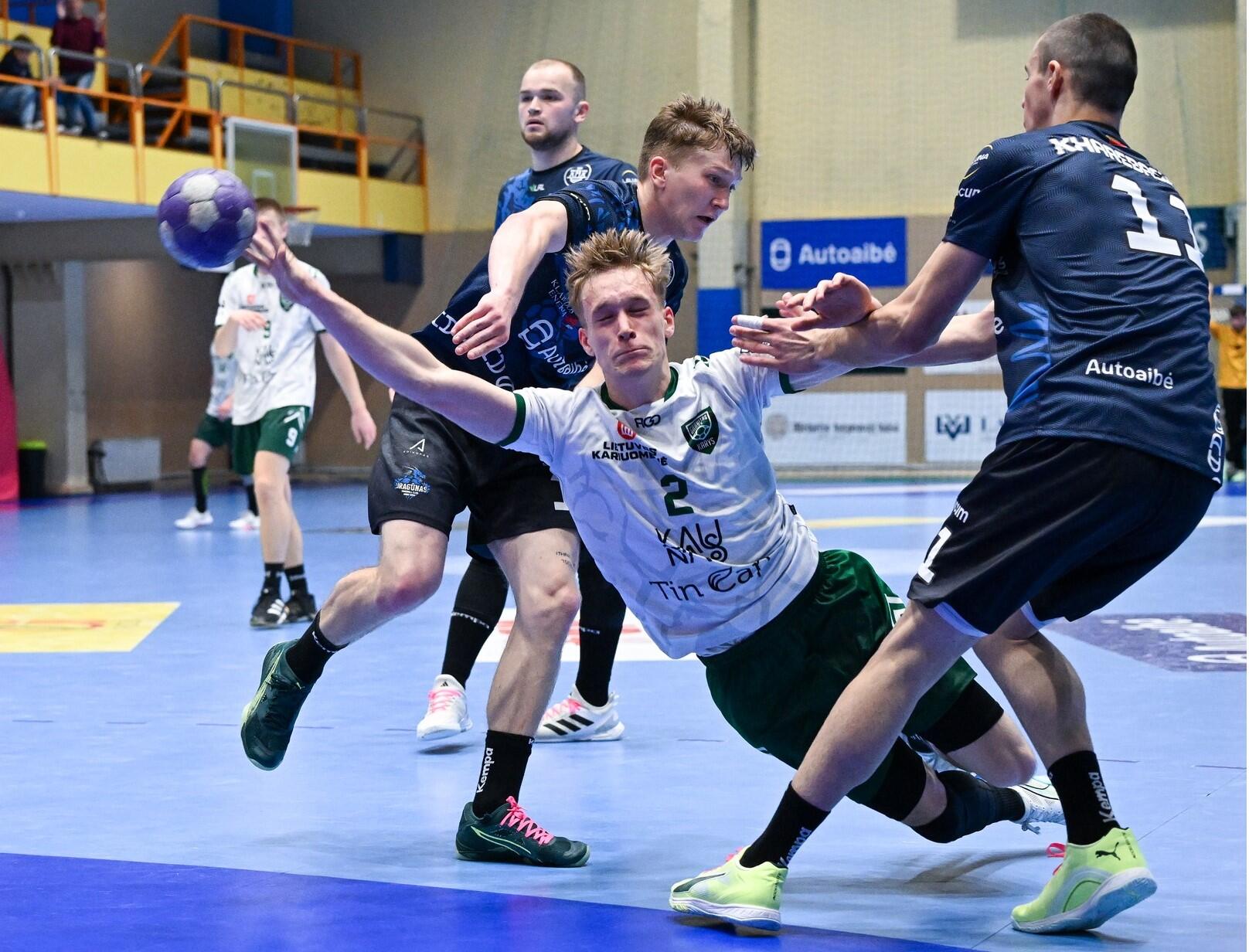Varžovai: šį sezoną Baltijos lygos čempionate „Dragūnas“ jau įveikė „Granitą-Karį“ (baltos spalvos marškinėliai) 39:33