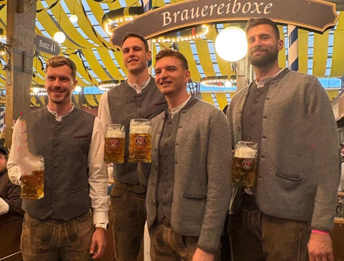 Misija: „Bayern“ krepšininkai nepažeidė tradicijos – apsilankė legendiniame alaus ir pramogų festivalyje „Oktoberfest“ (iš kairės – A. Obstas, J. Voigtmannas, J. Hollatzas, L. Kratzeris).
