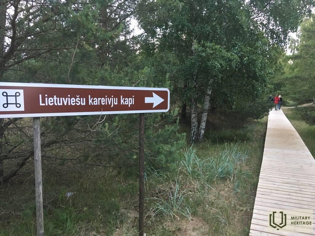 Nuoroda: kaip pasiekti miške palaidotų septynių lietuvių kapą, nurodo kelio ženklas.