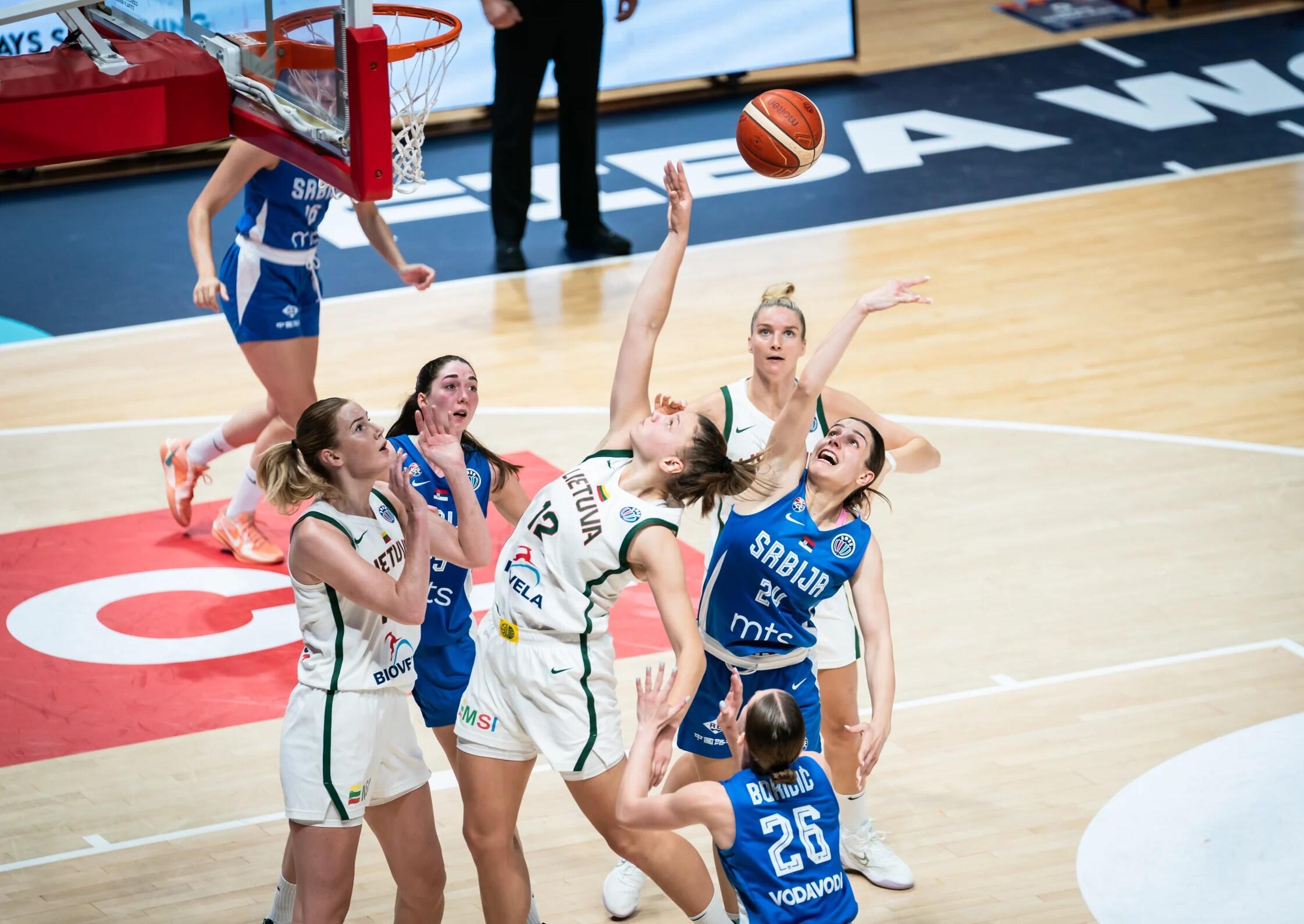 Paraiška: šiemet „EuroBasket“ B grupėje lietuvės 74:63 įveikė serbes, kurių komanda 2021 m. buvo tapusi čempione.