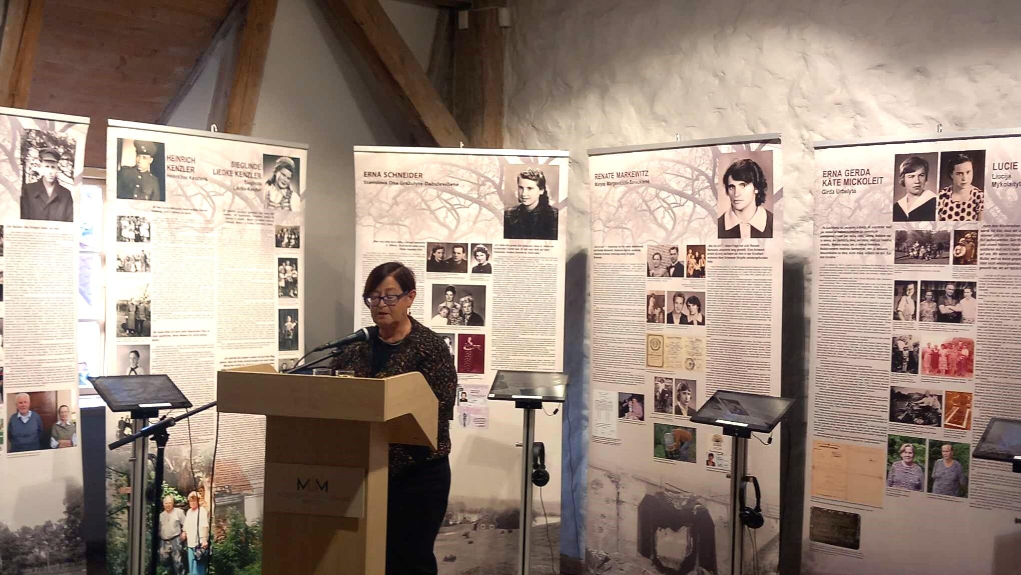 Tyrimai: parodos atidarymo metu pranešimą skaičiusi mokslininkė R. Leiserowitz atkreipė dėmesį, kad visais atvejais vaikystė baigiasi, prasidėjus karui.
