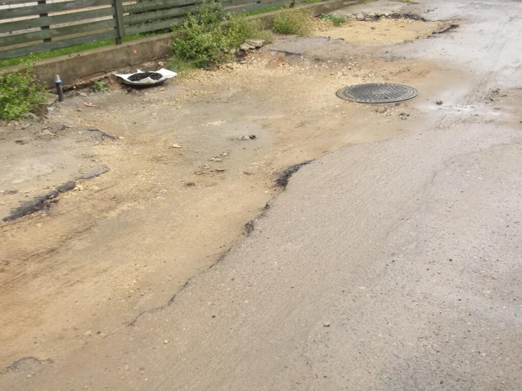 Duobės: vietomis išmuštos didelės duobės, bet kapitalinis remontas nenumatytas, bus tik pakeista asfalto danga.