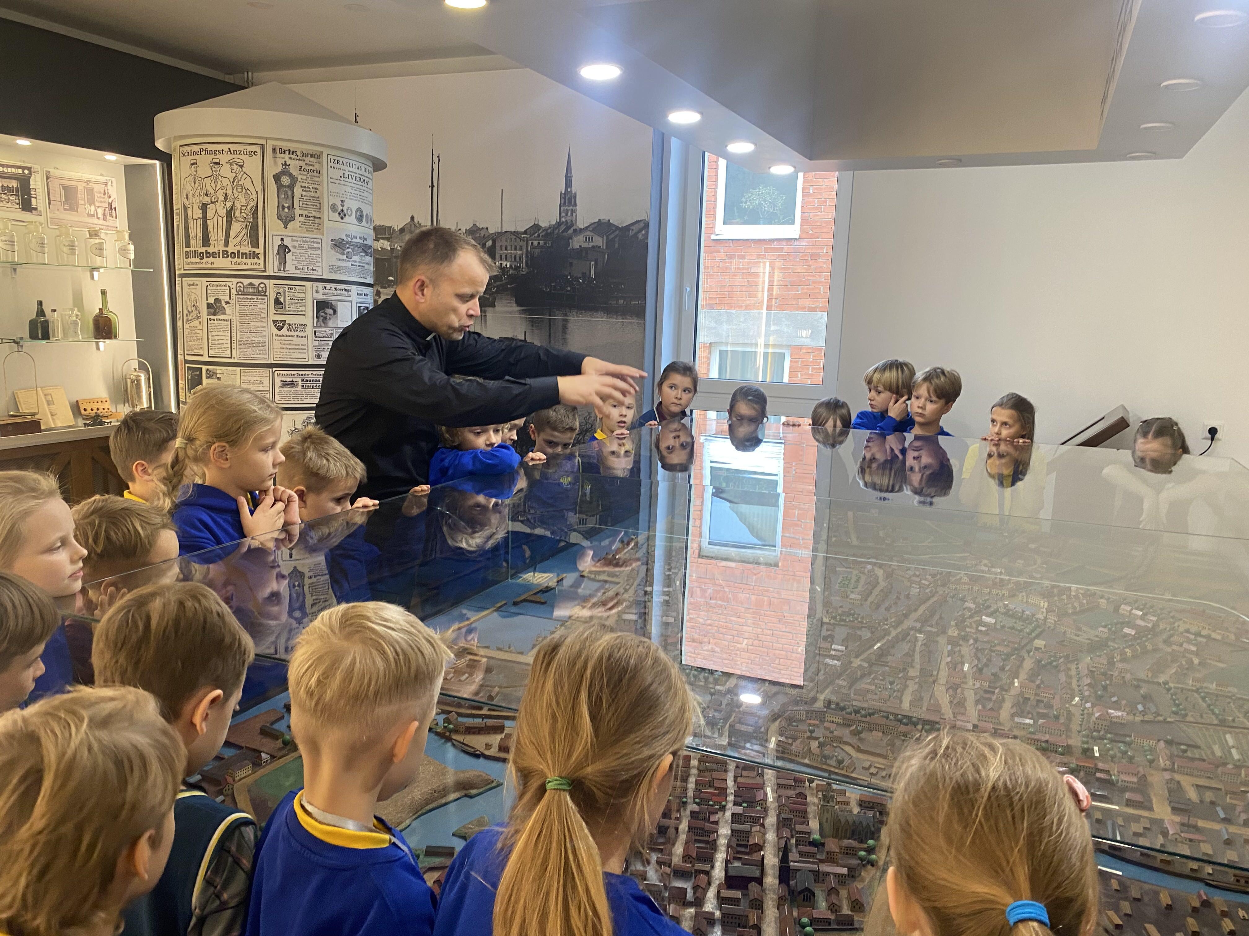 Misija: konkurso sumanytoja džiaugėsi, kad evangelikų liuteronų kunigas M. Žilinskis be jokio atlygio kelias šalto rudens dienas pasakojo vaikams apie neišlikusias bažnyčias.