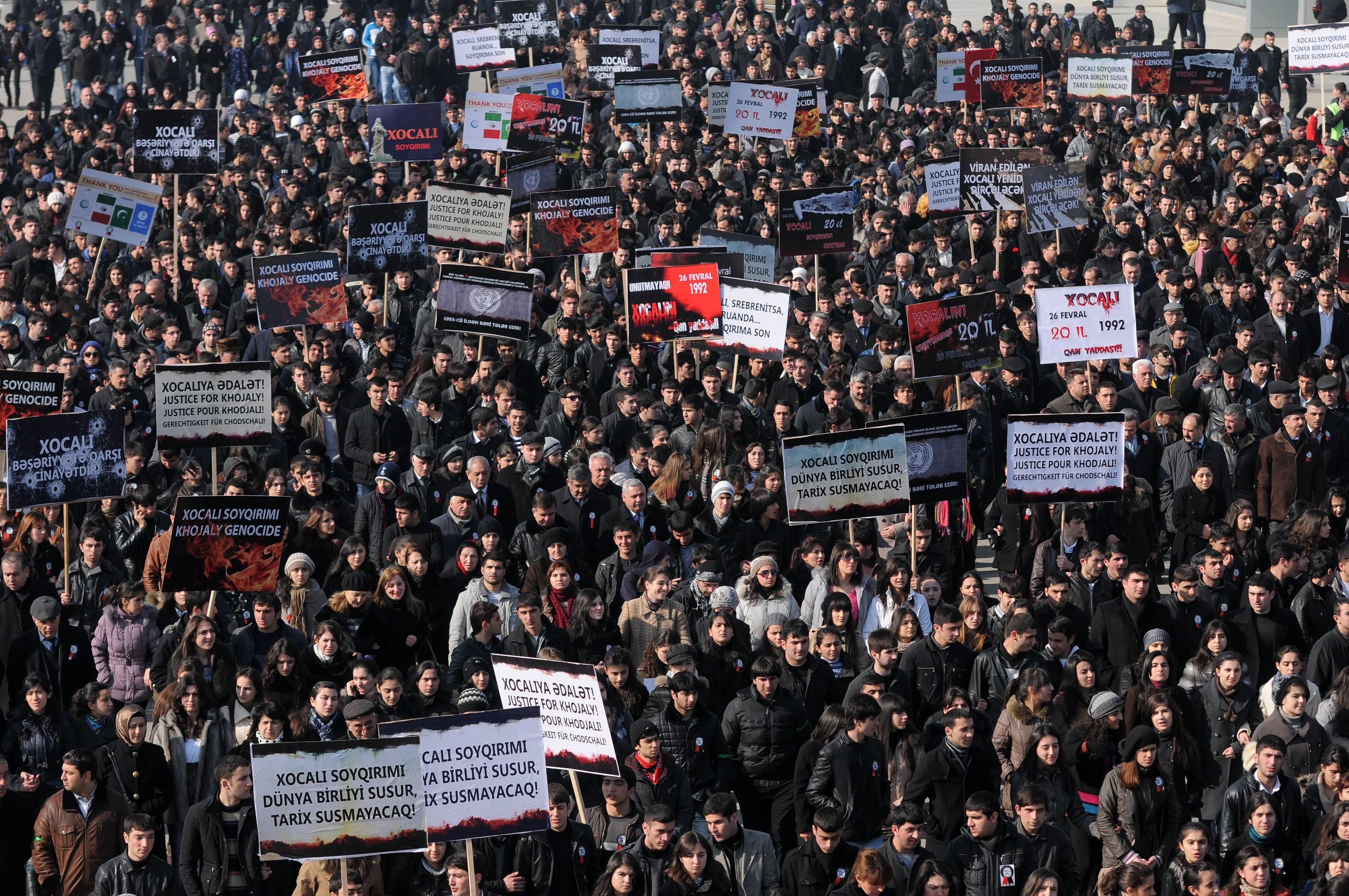 Paminėjimas: armėnų sąžinė taip pat nėra švari. Šioje nuotraukoje užfiksuotos 2012-ųjų eitynės, skirtos per armėnų puolimą Chodžaly mieste žuvusiems azerbaidžaniečiams atminti. Teigiama, kad tai įvyko 1992 m. vasario 26 d.