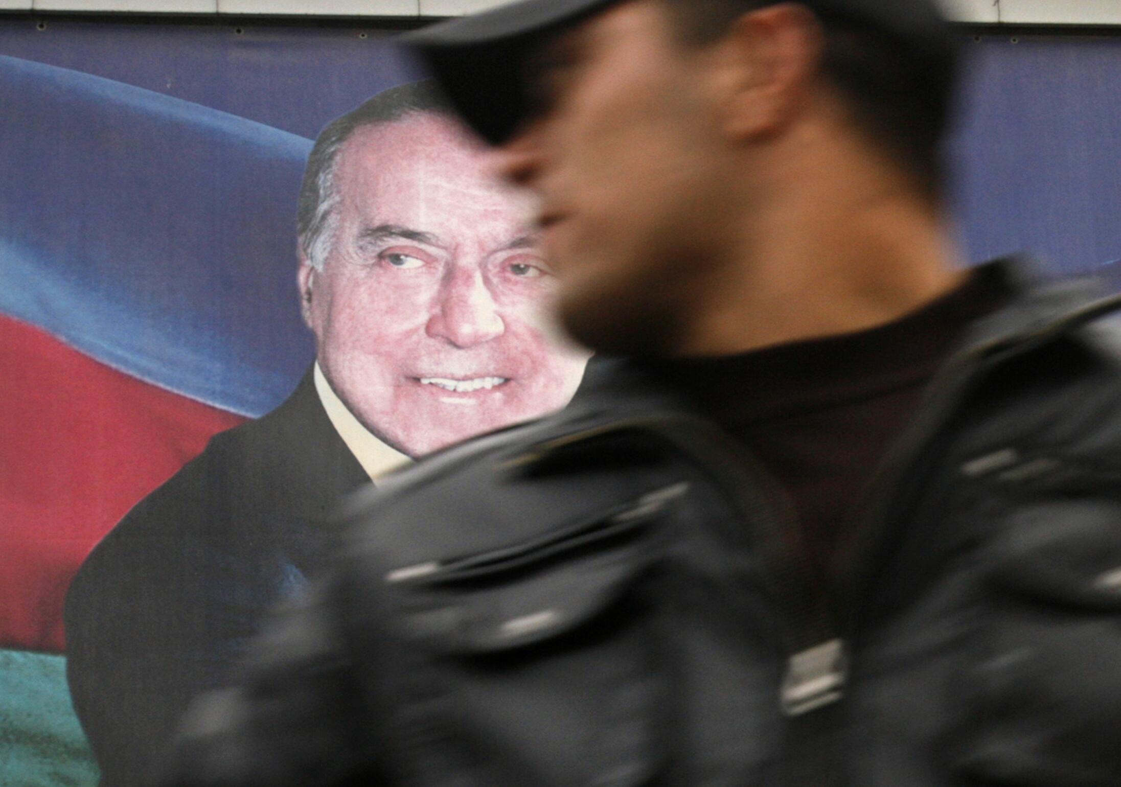 Patriarchas: dabartinio Azerbaidžano lyderio I. Alijevo tėvas Heydaras politikoje ėmė reikštis dar Šaltojo karo metais. Jis buvo aukšto rango KGB pareigūnas ir sparčiai kilo karjeros laiptais, kol galiausiai tapo nepriklausomo Azerbaidžano prezidentu.