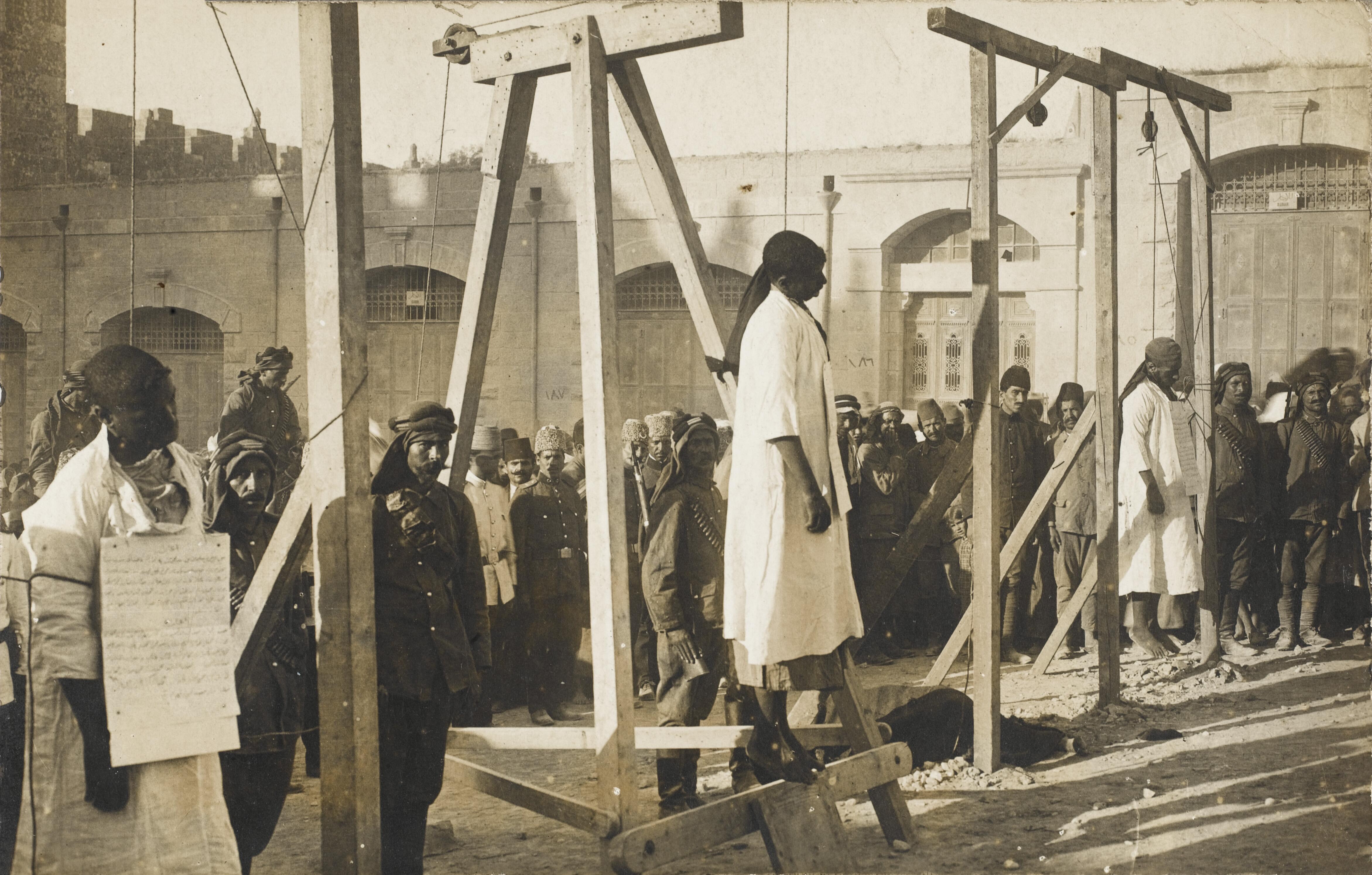 Genocidas: armėnai dažnai tapdavo priešiškumo aukomis. Antai per Pirmąjį pasaulinį karą Osmanų imperijos valdžia vykdė masines armėnų žudynes, per kurias buvo sunaikinta didelė dalis šios tautos diasporos.