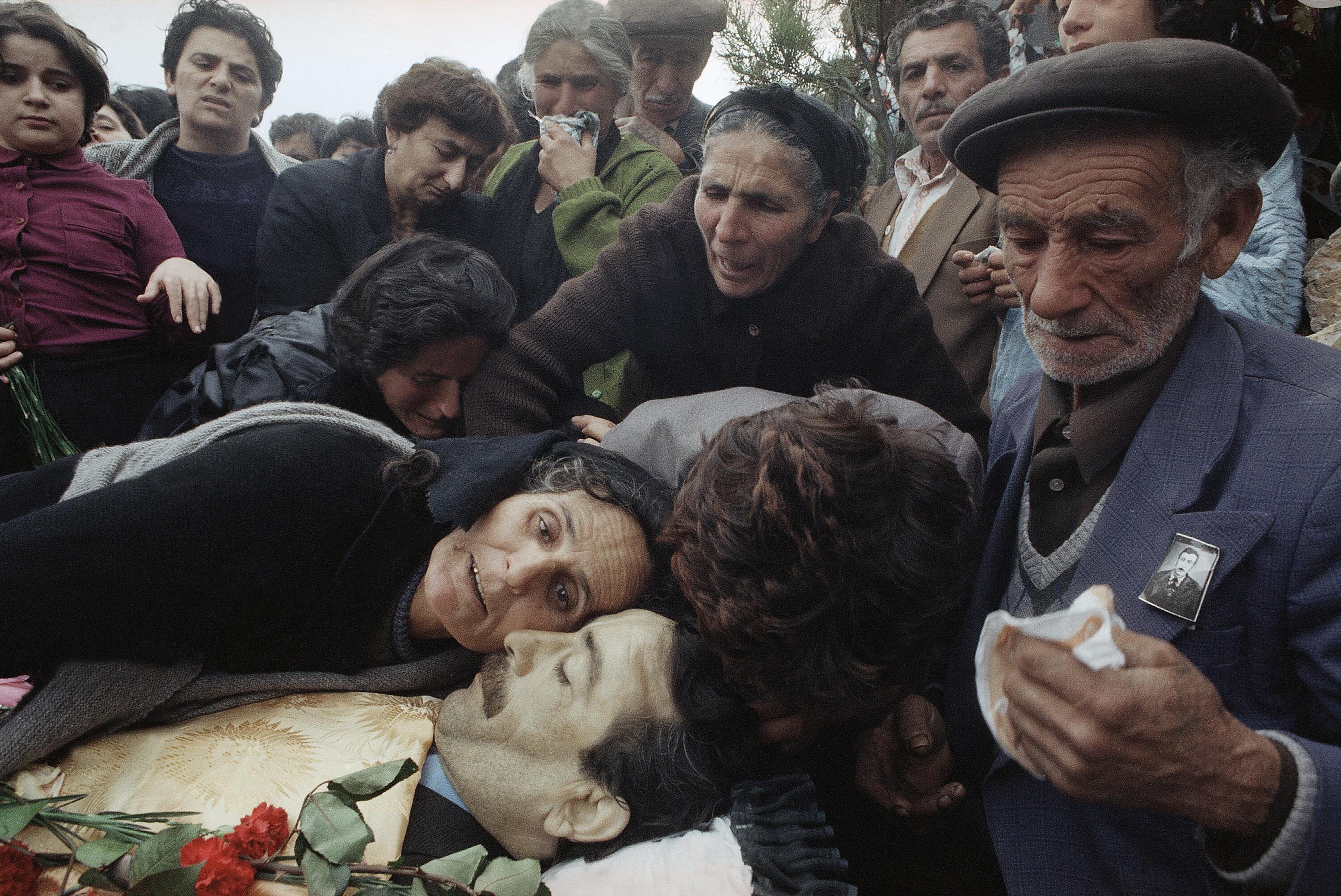 Gedulas: SSRS griuvimas Kaukaze buvo itin neramus bei kruvinas. Šioje nuotraukoje užfiksuotos Kalnų Karabache 1989 m. rudenį per etninius neramumus žuvusio Spartako Akopiano laidotuvės.