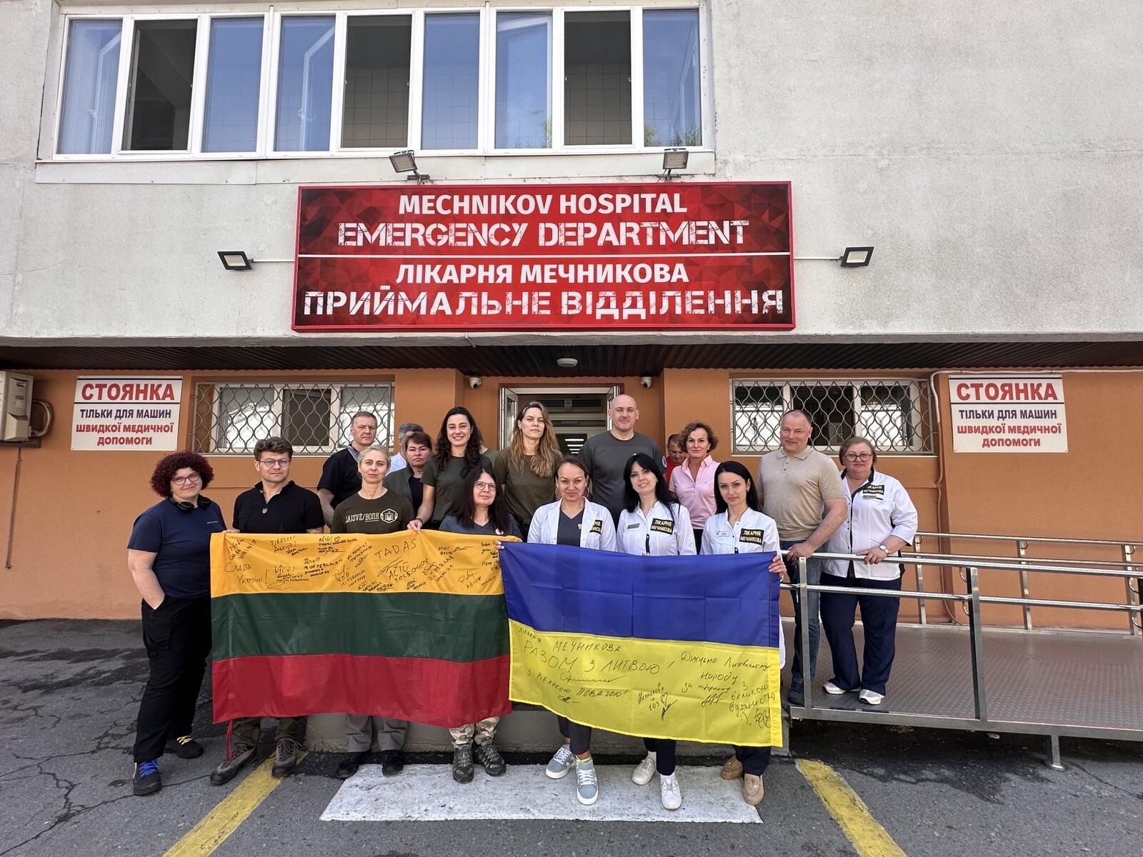 Kartu: su ukrainiečiais kolegomis prie ligoninės. P. Aldakauskaitė 6-a iš kairės. 