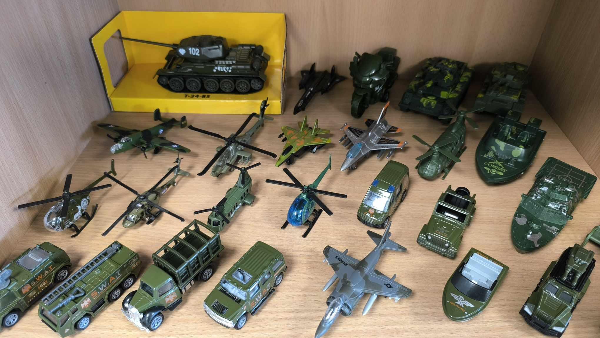 Hobis: J. Andriulevičienės renkamoje karinės technikos modeliukų kolekcijoje šiuo metu jau 95 modeliukai.