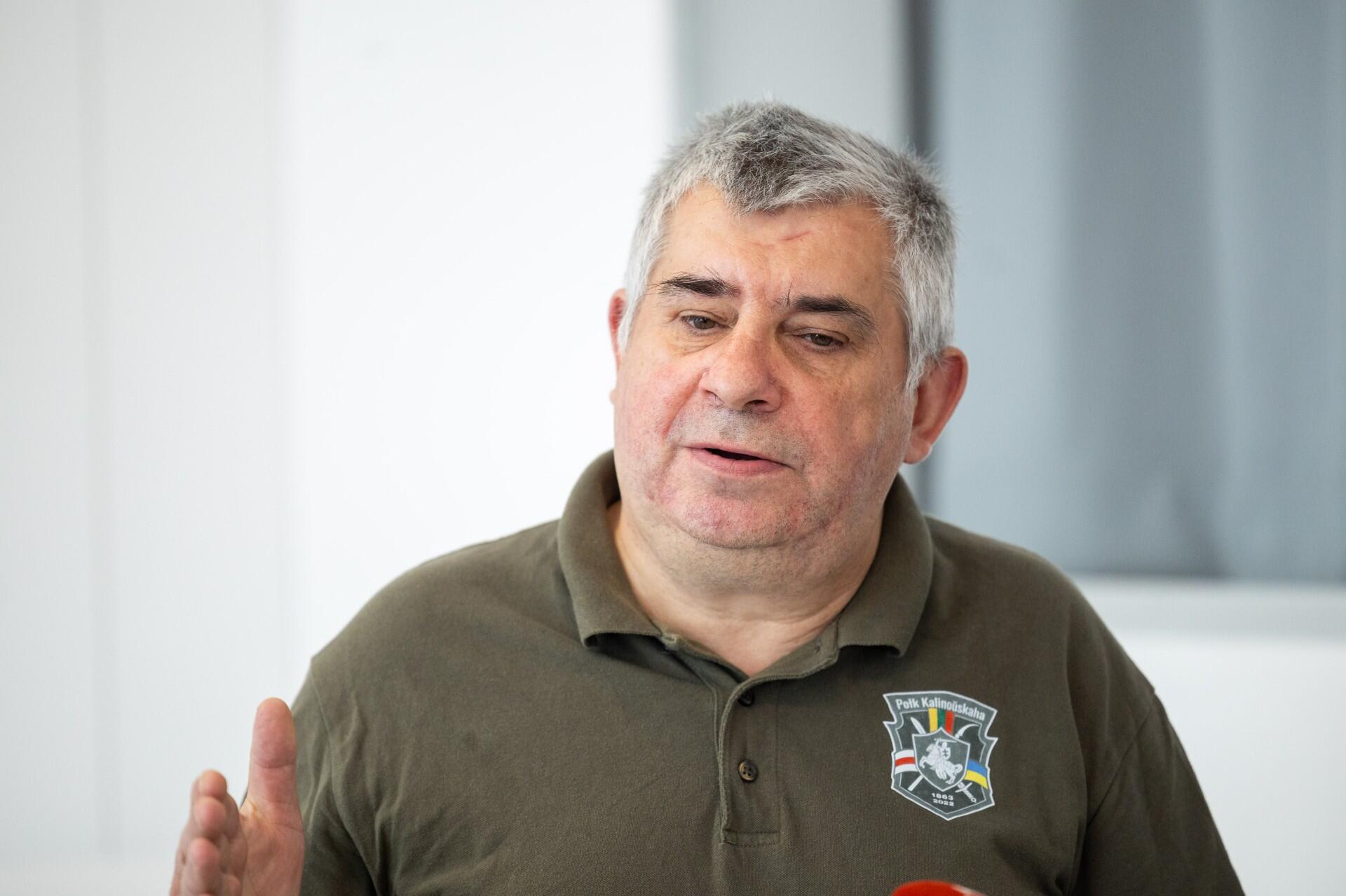 Pozicija: R. Armaitis teigė, kad balionus būtų galima stebėti, palydėti į saugią vietą ir numušti.