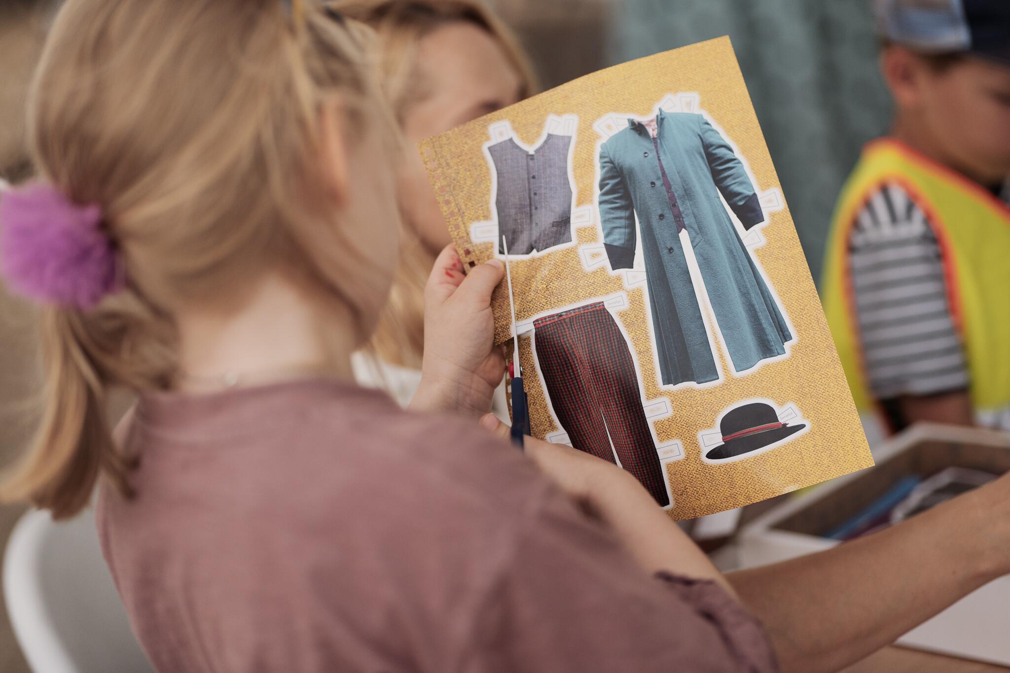 Edukacija: dailininkė svariai prisi dėjo ir prie knygelės vaikams „Tautinės lėlės: Lietuvos etnografinių regionų kostiumai“ sudarymo.